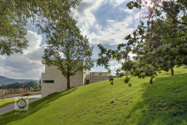 Působivá minimalistická vila leží v kopcovité krajině nad Děčínem. Je navržena a umístěna na rozlehlý pozemek tak, aby si její majitelé mohli maximálně užívat…