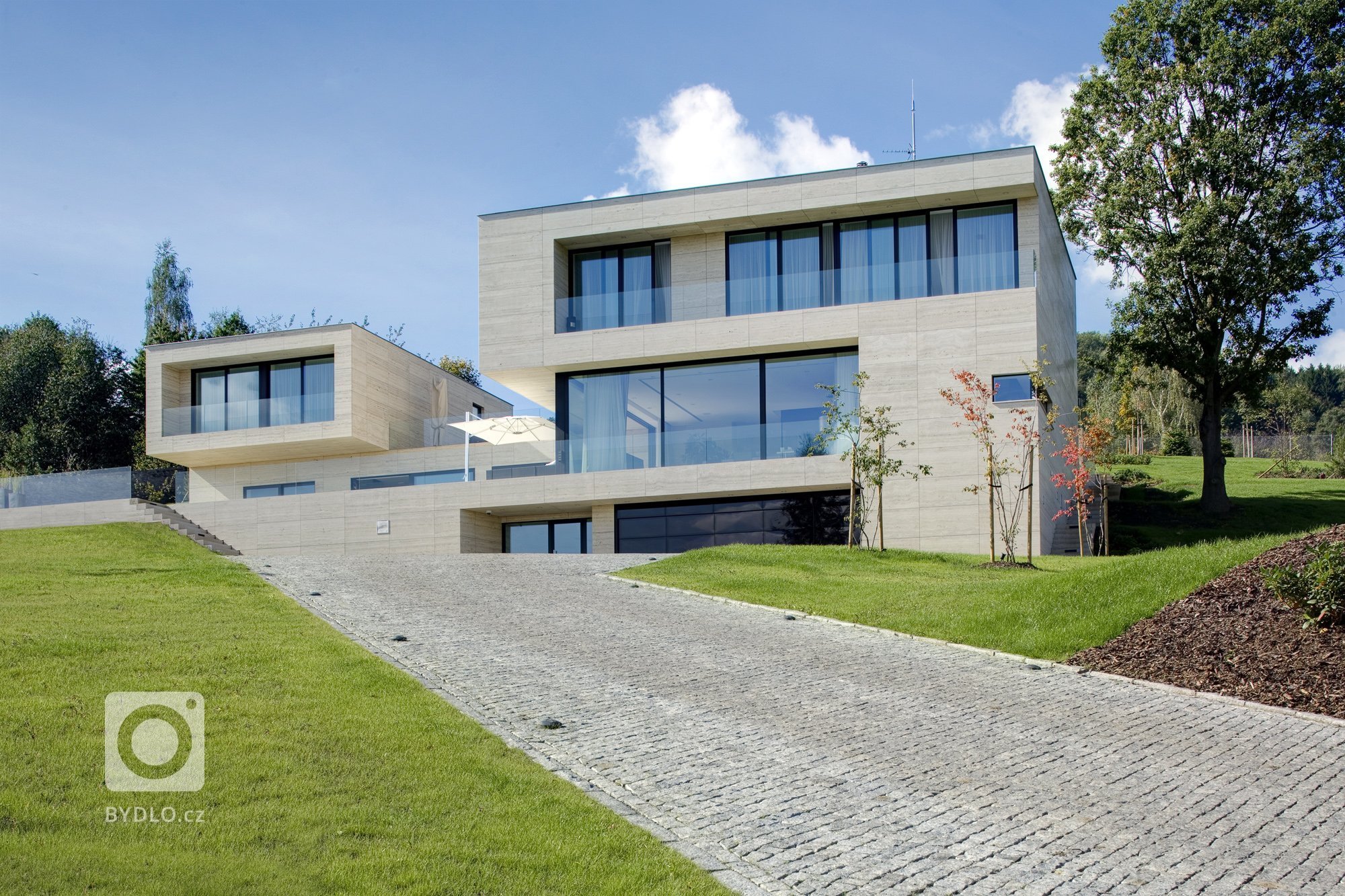 Působivá minimalistická vila leží v kopcovité krajině nad Děčínem. Je navržena a umístěna na rozlehlý pozemek tak, aby si její majitelé mohli maximálně užívat…