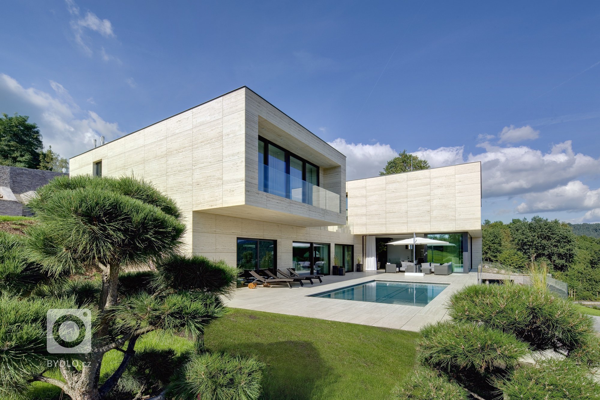 Působivá minimalistická vila leží v kopcovité krajině nad Děčínem. Je navržena a umístěna na rozlehlý pozemek tak, aby si její majitelé mohli maximálně užívat…