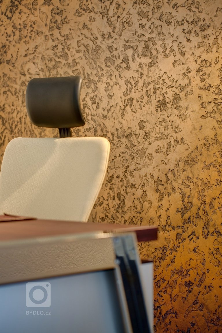 Působivá minimalistická vila leží v kopcovité krajině nad Děčínem. Je navržena a umístěna na rozlehlý pozemek tak, aby si její majitelé mohli maximálně užívat…