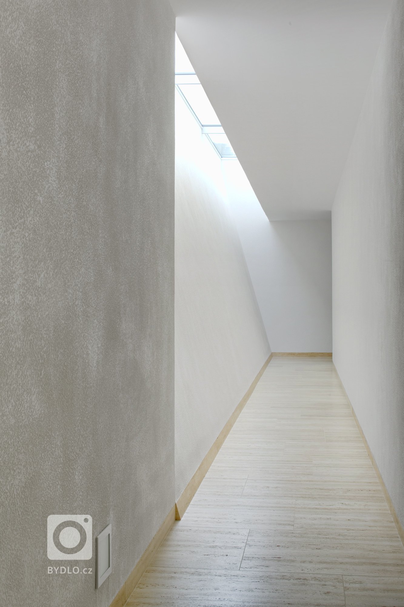 Působivá minimalistická vila leží v kopcovité krajině nad Děčínem. Je navržena a umístěna na rozlehlý pozemek tak, aby si její majitelé mohli maximálně užívat…