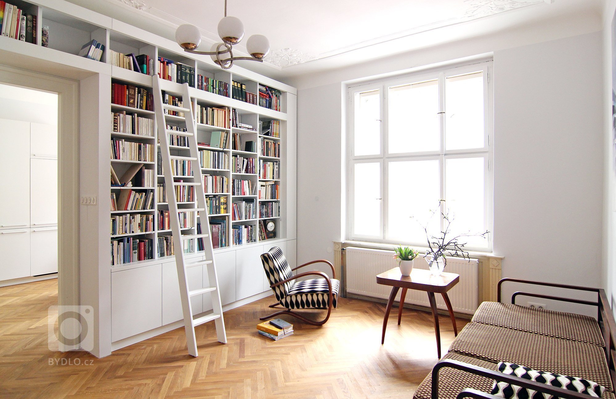 Sto let starý dům v Praze na Letné od architekta Bohumila Hypšmana. Velký byt se záplavou světla z arkýře do ulice. Krásné historické detaily zanikající vedle…
