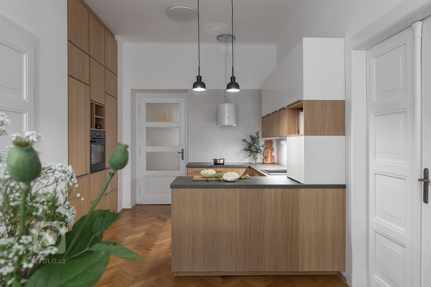 Zadání majitelů:
&bull; komplet nová kuchyň s větším prostorem pro vaření. V kuchyni se nebráníme stavebním úpravám.
&hellip;posunutím dvou dveří dvou…