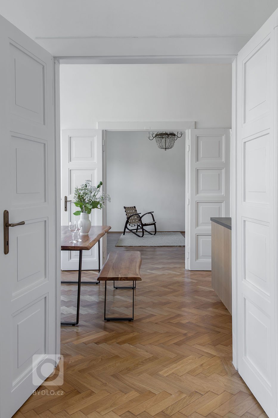 Zadání majitelů:
&bull; komplet nová kuchyň s větším prostorem pro vaření. V kuchyni se nebráníme stavebním úpravám.
&hellip;posunutím dvou dveří dvou…