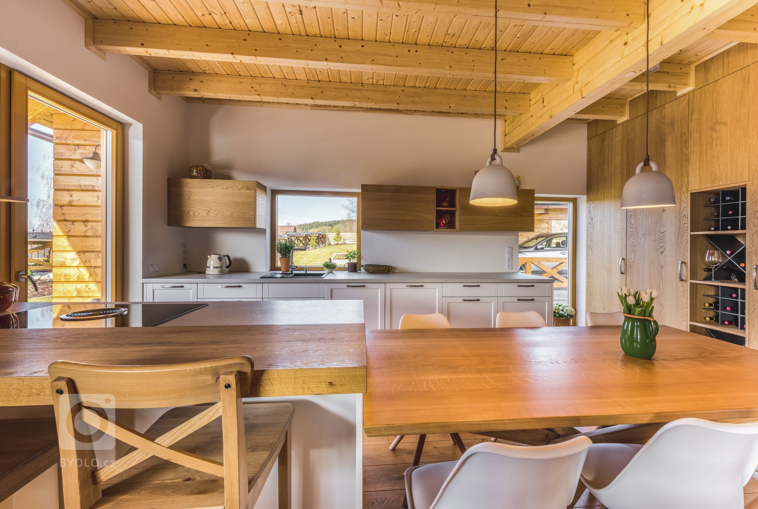 Majitelé tohoto ohromujícího prostoru mají rádi tradiční věci, ale důvěřují moderním technologiím i materiálům. Důležitá je pro ně také praktičnost. V&nbsp…