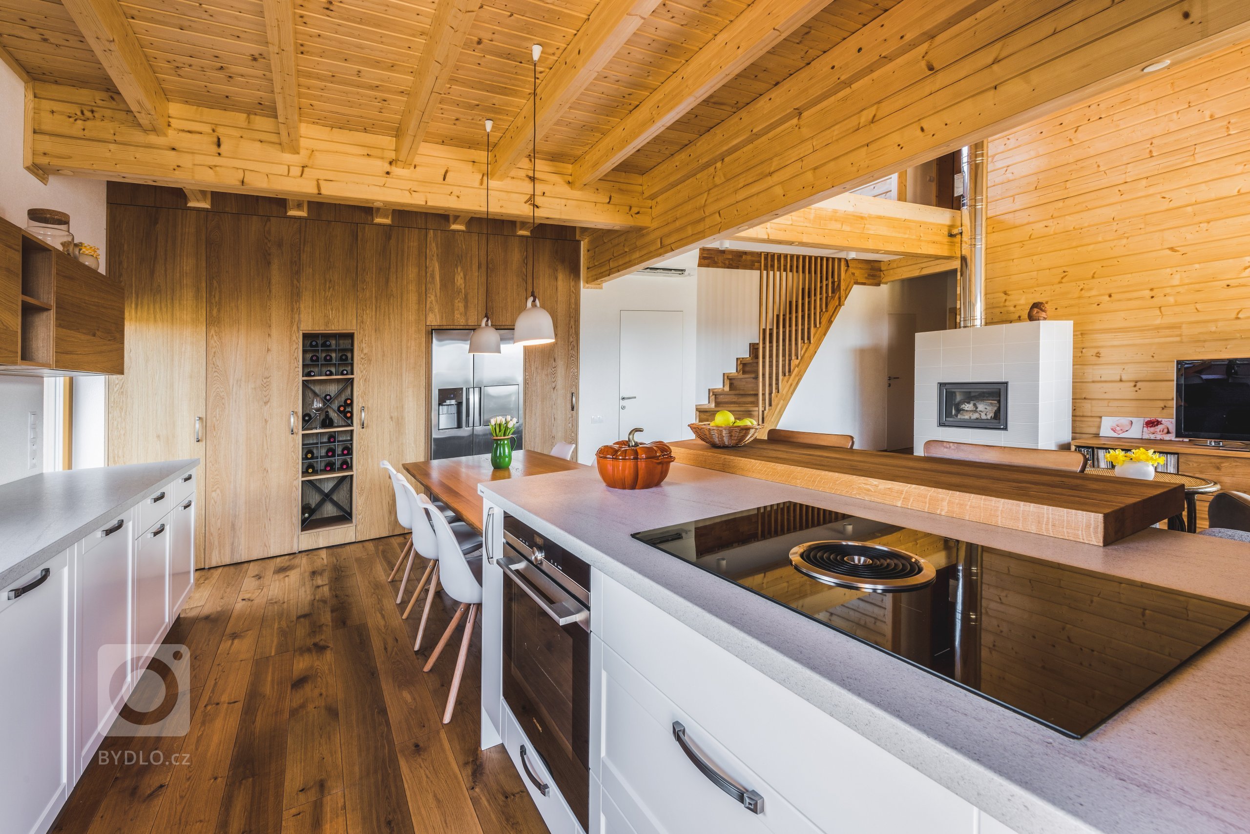 Majitelé tohoto ohromujícího prostoru mají rádi tradiční věci, ale důvěřují moderním technologiím i materiálům. Důležitá je pro ně také praktičnost. V&nbsp…