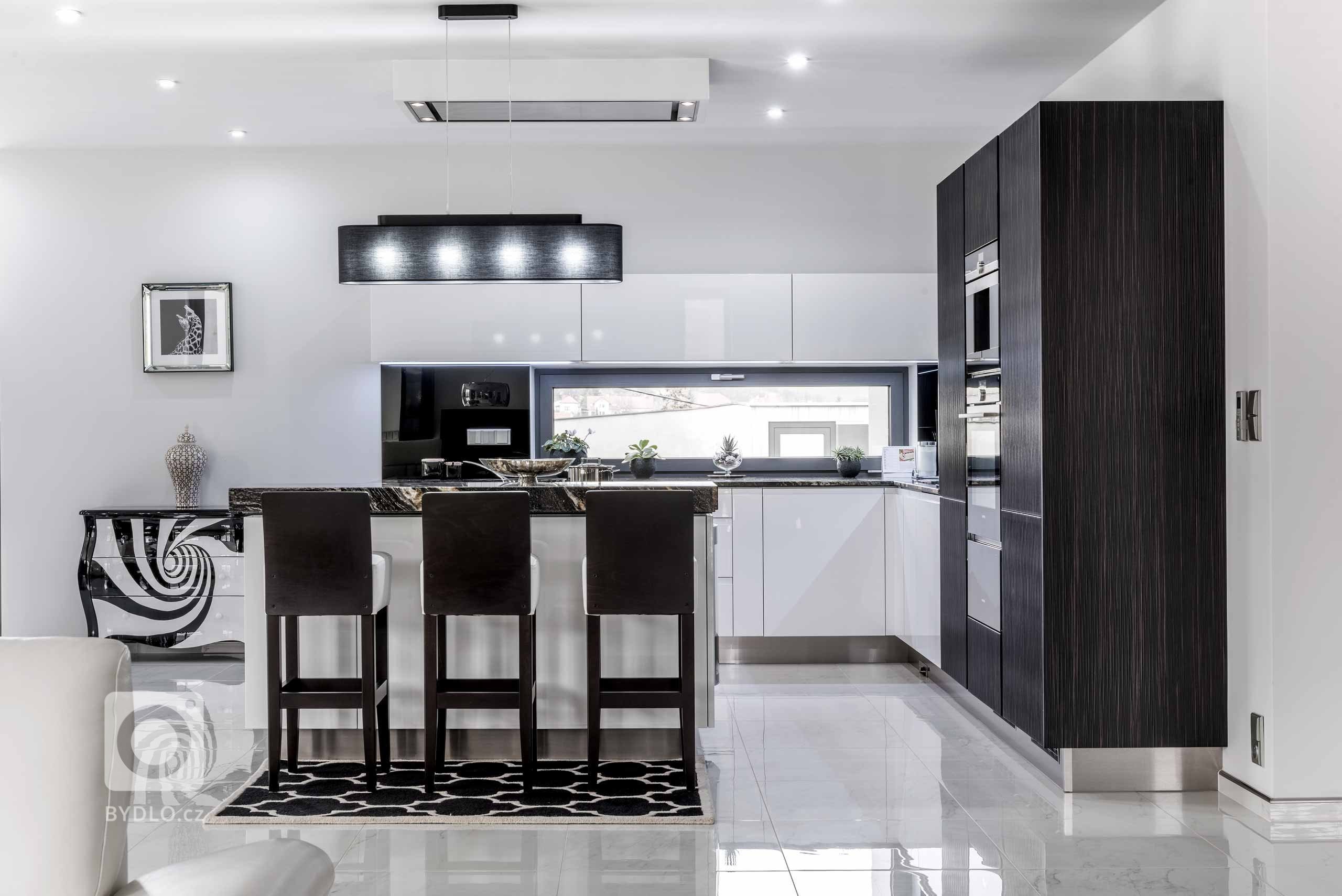 Chytrá řešení mají svůj půvab sama o sobě. Pokud je navíc vybavíte promyšleným šarmem lesklých bílých ploch, dýhovanými 3D dvířky Wawe Eben s profilem a žulou…