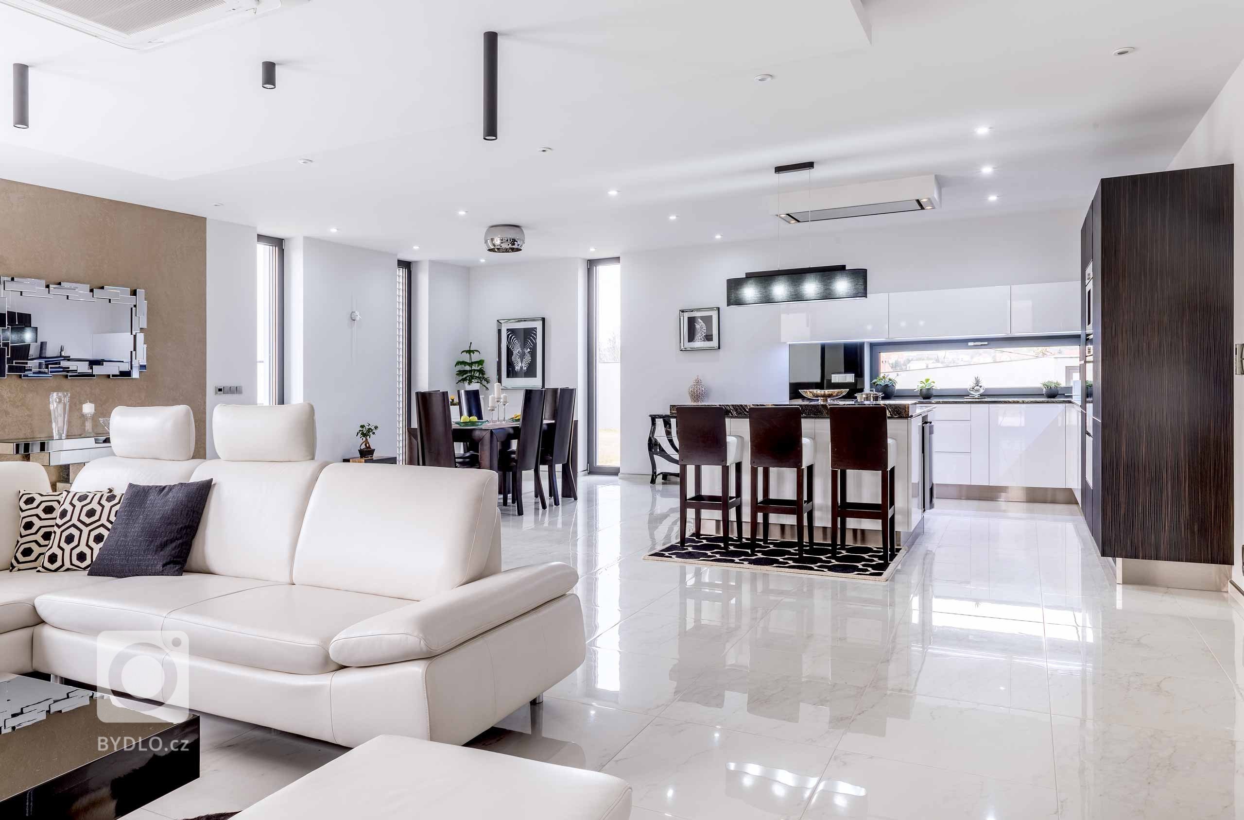 Chytrá řešení mají svůj půvab sama o sobě. Pokud je navíc vybavíte promyšleným šarmem lesklých bílých ploch, dýhovanými 3D dvířky Wawe Eben s profilem a žulou…