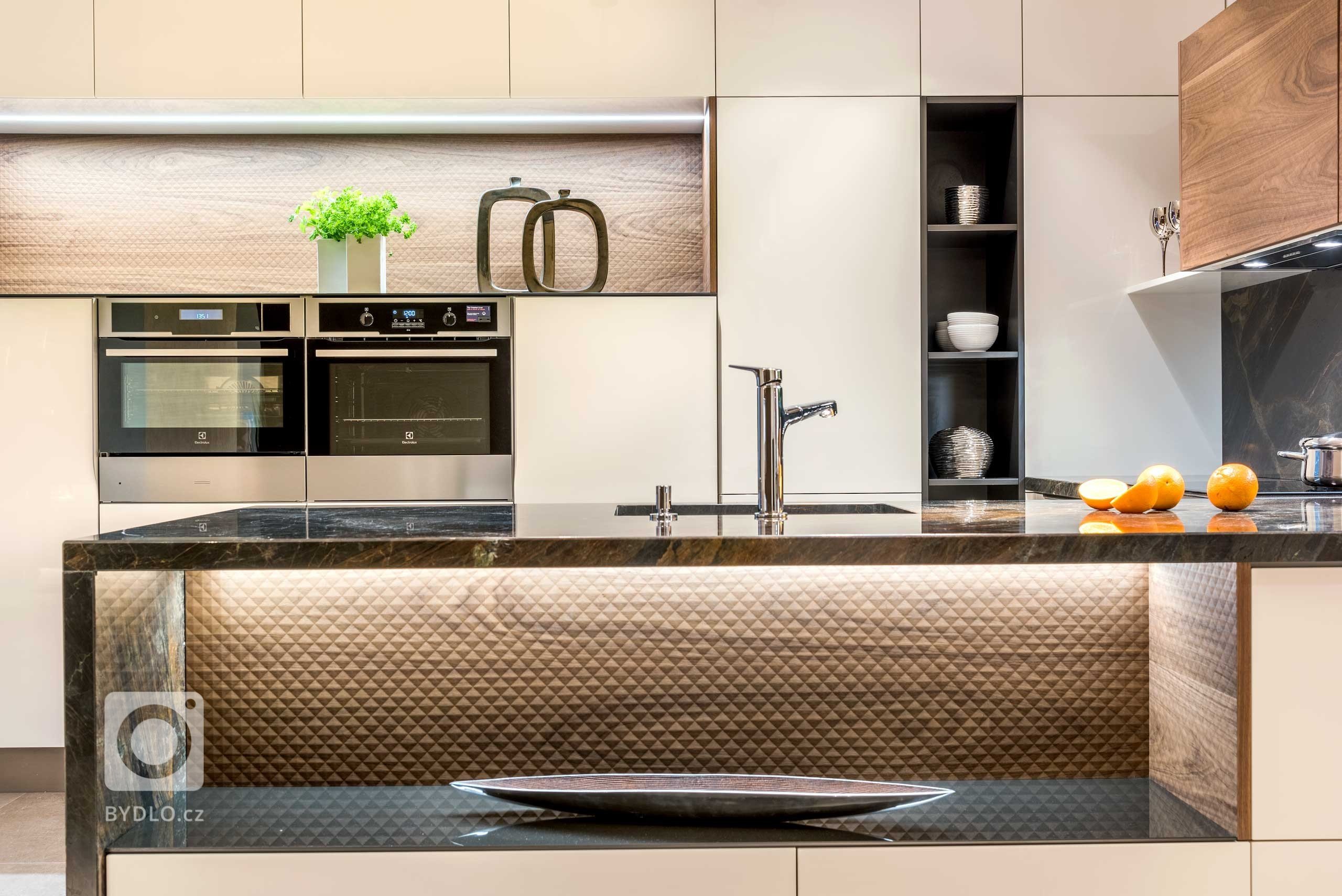 Nemusíte se dlouho rozhlížet, abyste věděli, že název NOBLE je opravdu přiléhavý. Exclusivní dekor ořechové dýhy s vytlačeným vzorem doslova vyzařuje eleganci…