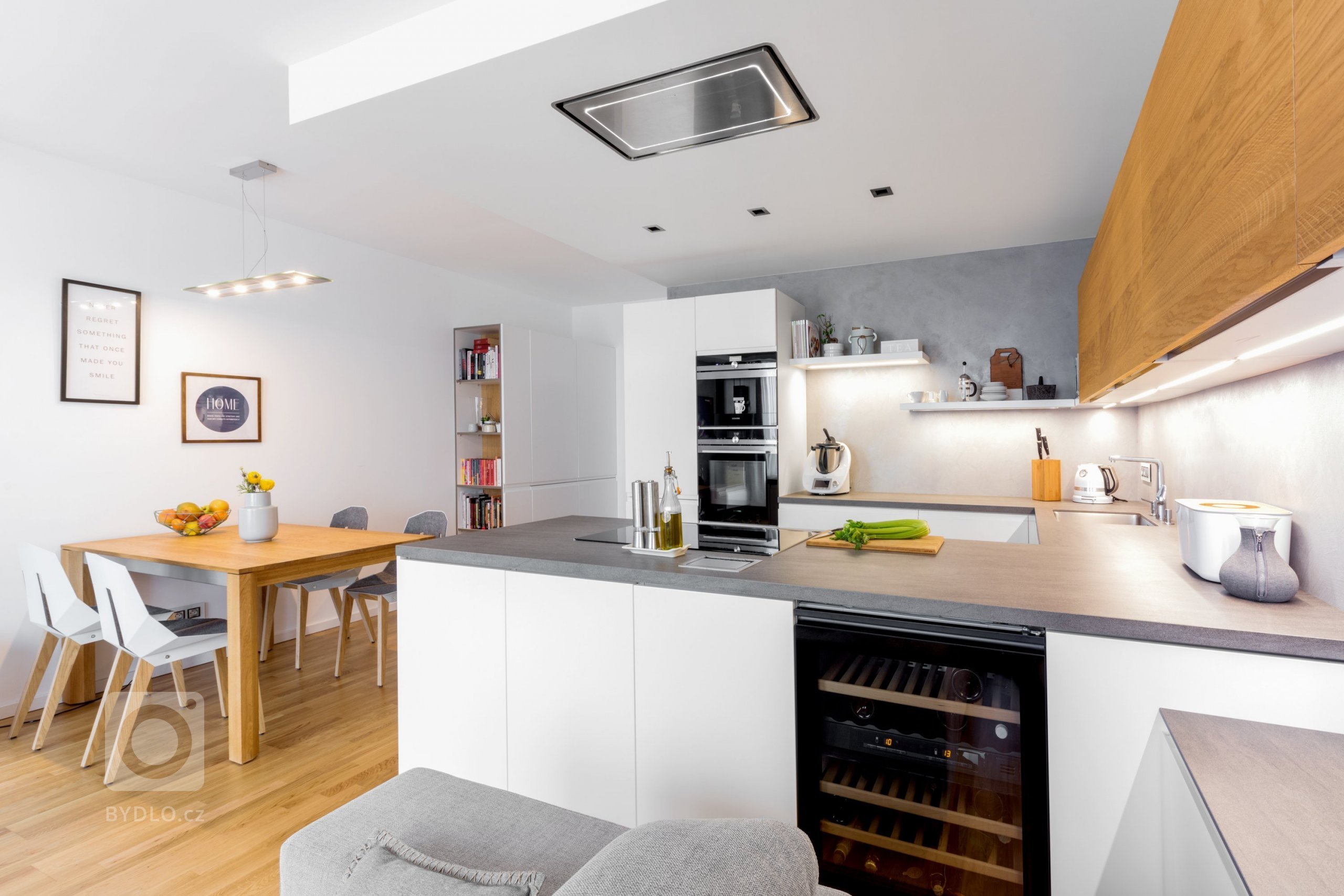 Od jídelního stolu po kout s televizí - tato kuchyňská sestava překračuje běžný prostor k vaření a stává se přirozenou dominantou místnosti, kde každý prvek…