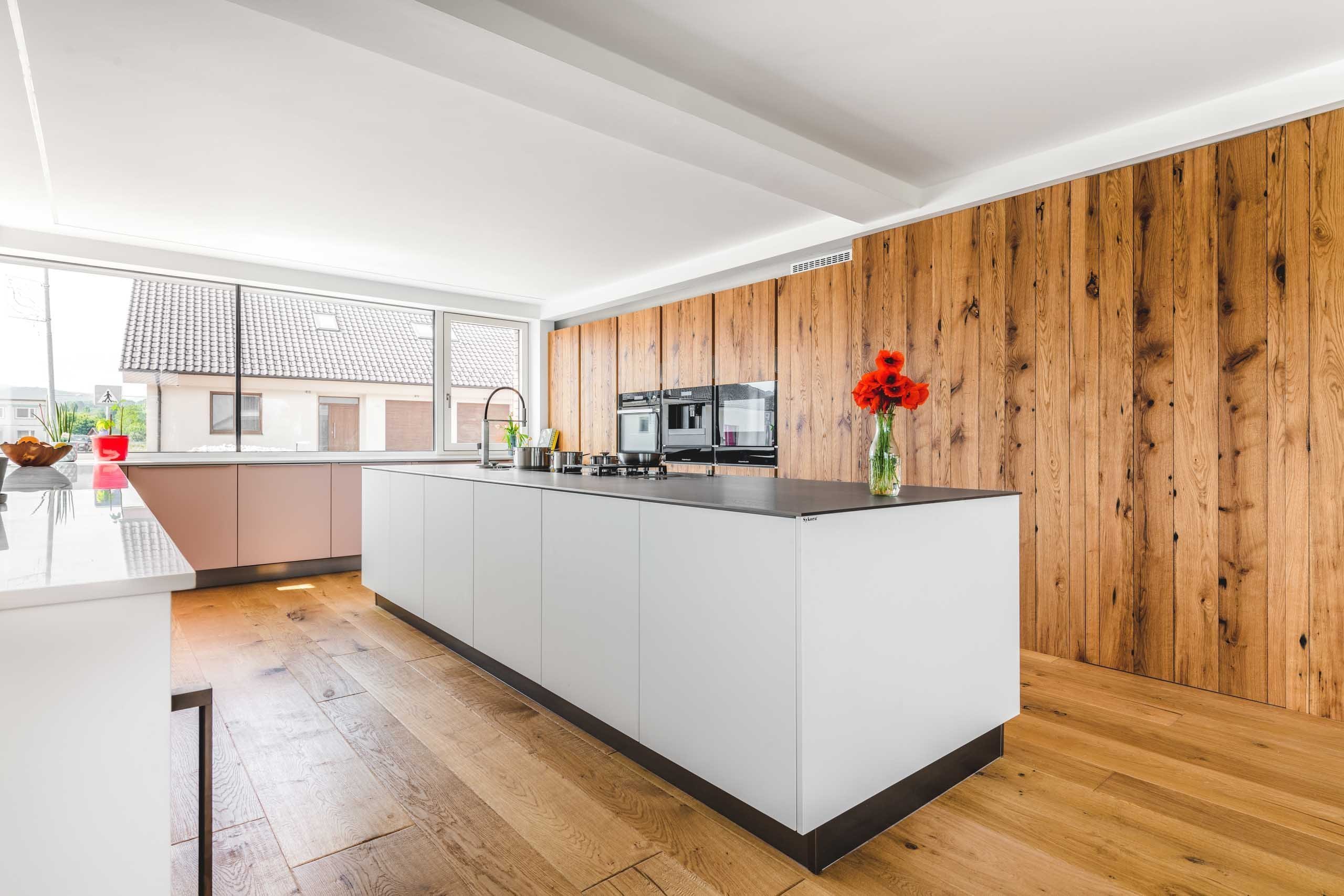 TOP EVERMATT | DUB STARÝ
PŘÍRODNÍ SHOWROOM. PŘÍMO U VÁS DOMA.
Proč by nás zdi měly oddělovat od přírody? V této kuchyňské sestavě se venkovní…