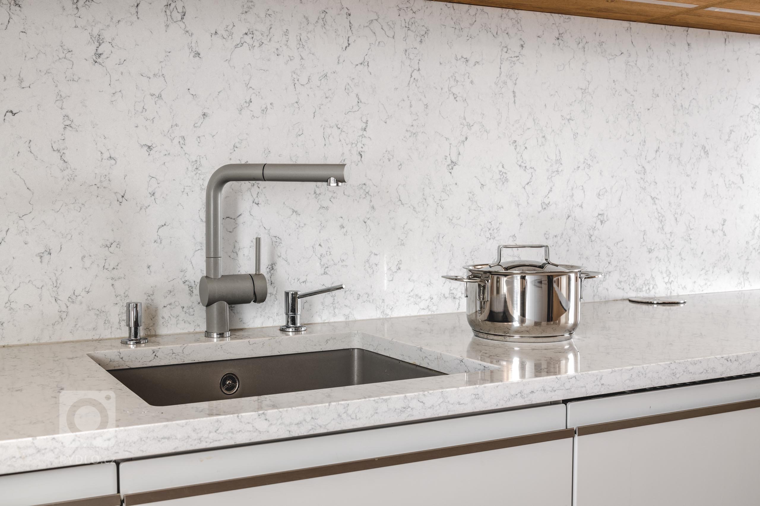 Kchyně Livorno Gloss Platine Grey I Eco Dub Kamenný -&nbsp;ÚSPORNÁ PROSTOREM, VELKORYSÁ NÁPADY

Když nemáte místa na rozdávání a přesto si nechcete dávat…