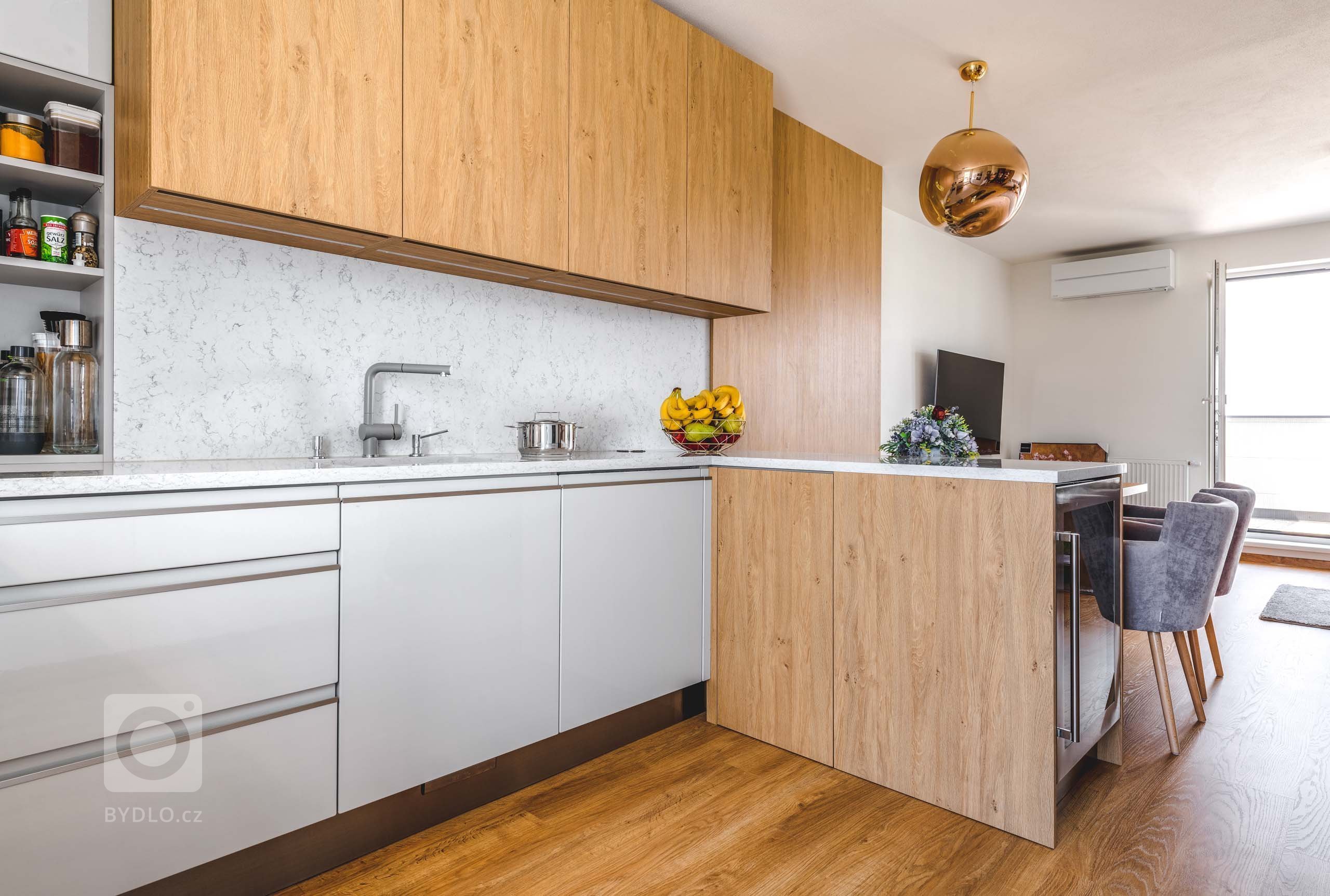 Kchyně Livorno Gloss Platine Grey I Eco Dub Kamenný -&nbsp;ÚSPORNÁ PROSTOREM, VELKORYSÁ NÁPADY

Když nemáte místa na rozdávání a přesto si nechcete dávat…