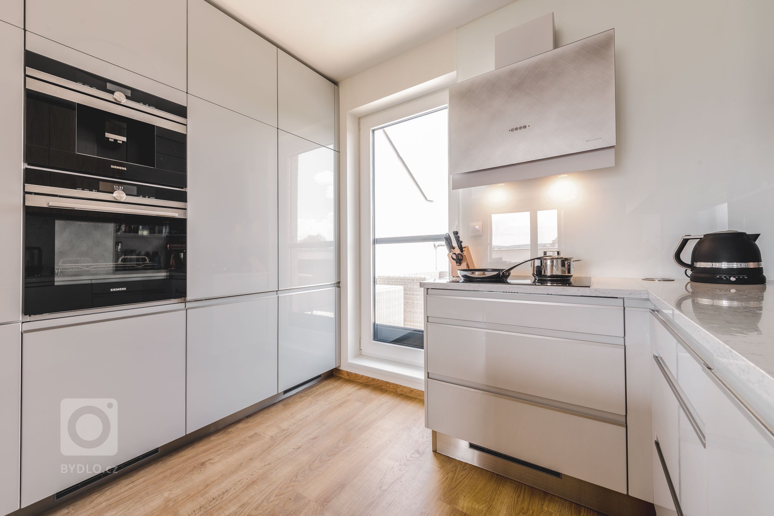 Kchyně Livorno Gloss Platine Grey I Eco Dub Kamenný -&nbsp;ÚSPORNÁ PROSTOREM, VELKORYSÁ NÁPADY

Když nemáte místa na rozdávání a přesto si nechcete dávat…