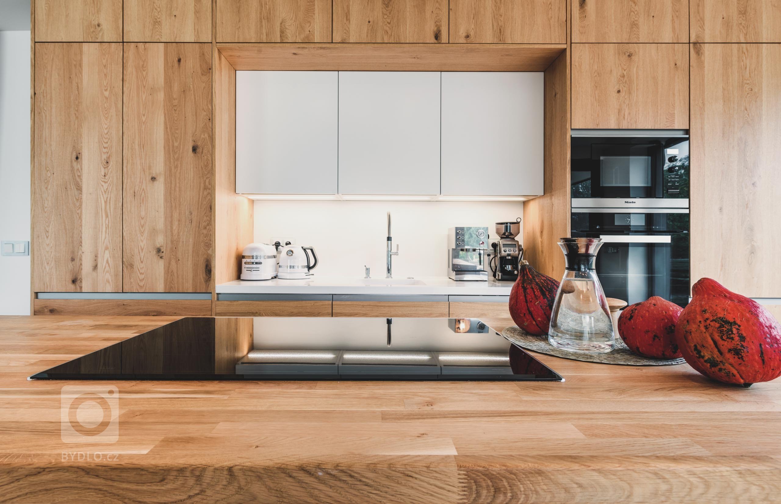 Čisté linie s vůní dřeva

Kombinací dubového dřeva s přiznanými suky vykouzlíte z každé kuchyně originál, který nikdy neomrzí. Barevné i funkční spojení,…