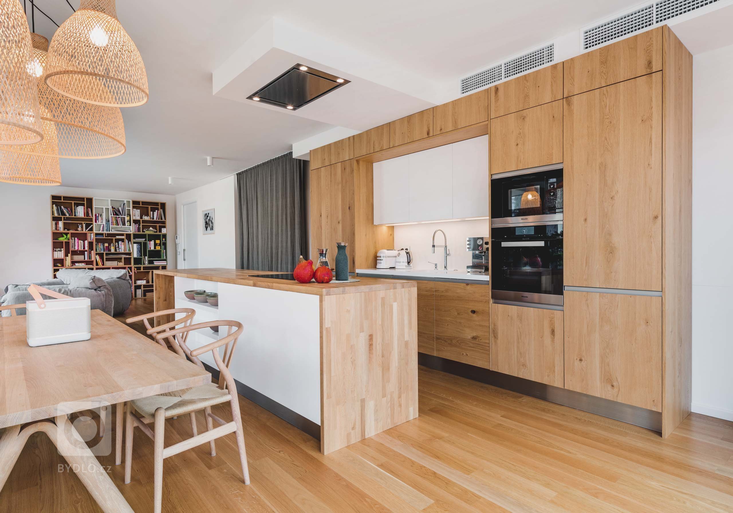 Čisté linie s vůní dřeva

Kombinací dubového dřeva s přiznanými suky vykouzlíte z každé kuchyně originál, který nikdy neomrzí. Barevné i funkční spojení,…