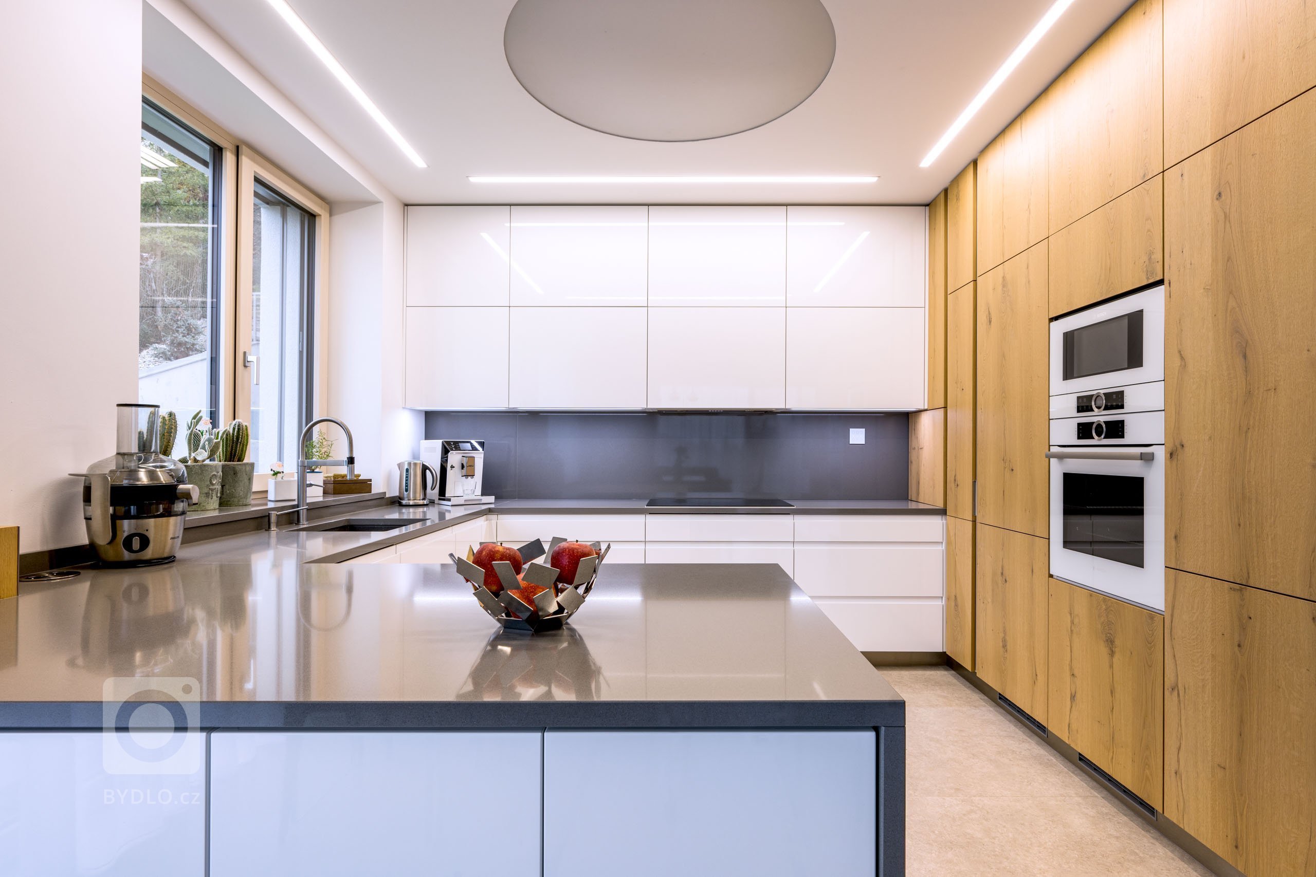 Na začátku téhle kuchyně stálo jediné rozhodování: Zvolit spíše chladnější, luxusnější pojetí plné čistých linií? Nebo výrazné barvy se zdobnými detaily? Jak…