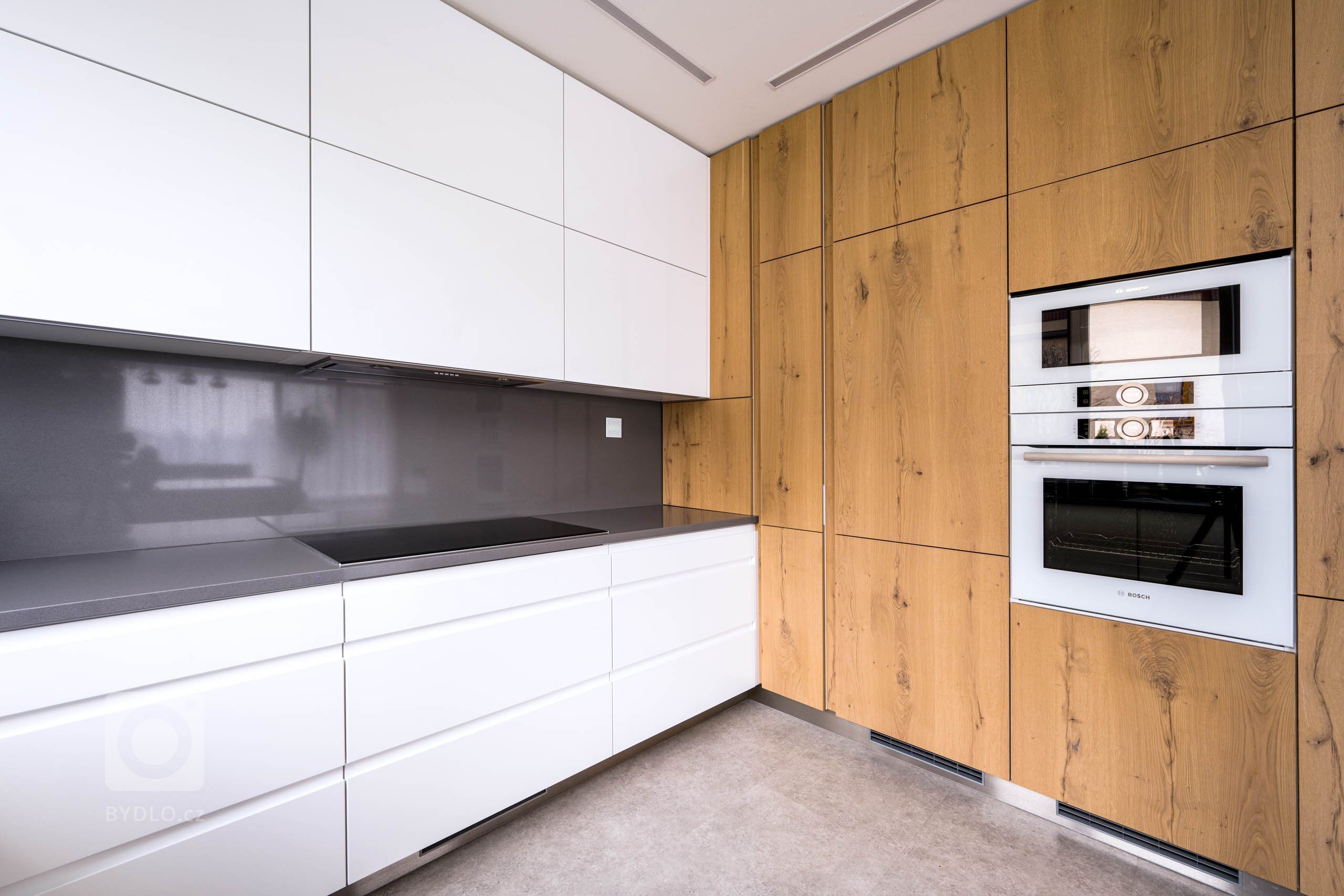 Na začátku téhle kuchyně stálo jediné rozhodování: Zvolit spíše chladnější, luxusnější pojetí plné čistých linií? Nebo výrazné barvy se zdobnými detaily? Jak…