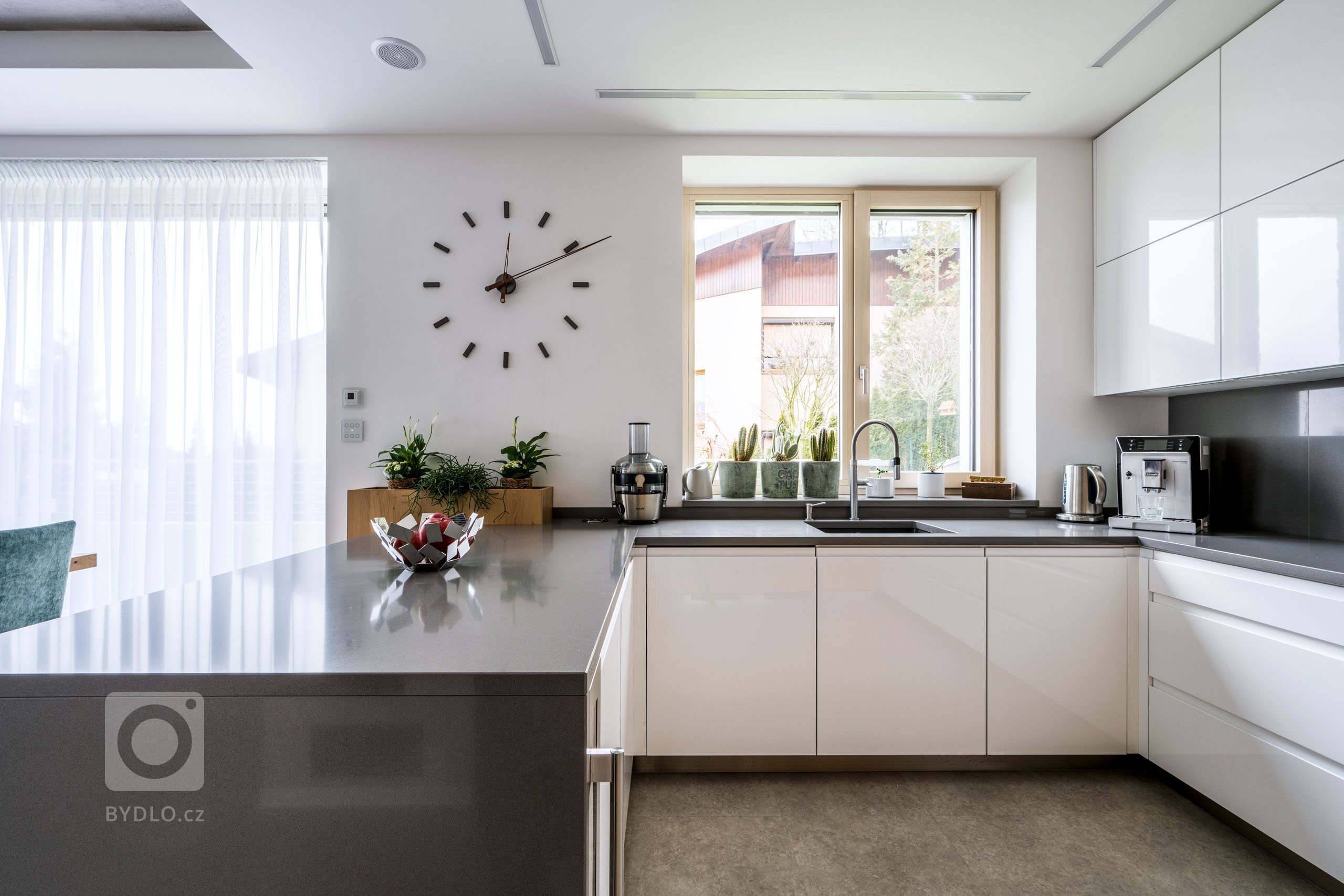 Na začátku téhle kuchyně stálo jediné rozhodování: Zvolit spíše chladnější, luxusnější pojetí plné čistých linií? Nebo výrazné barvy se zdobnými detaily? Jak…