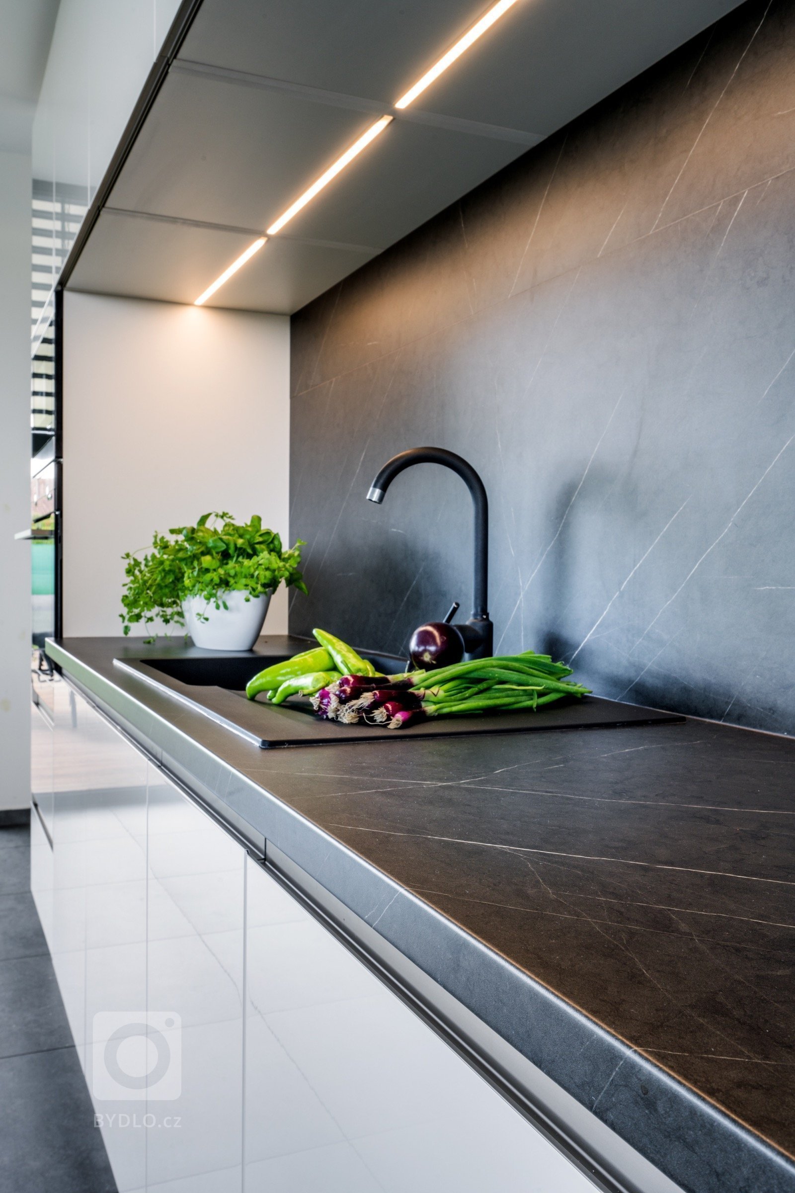 Legendární kombinace? Nadčasová elegance? Ikonický design? Spojení bílé s černou má spoustu zavedených pojmenování a všechny do jednoho jsou přiléhavá. I v…