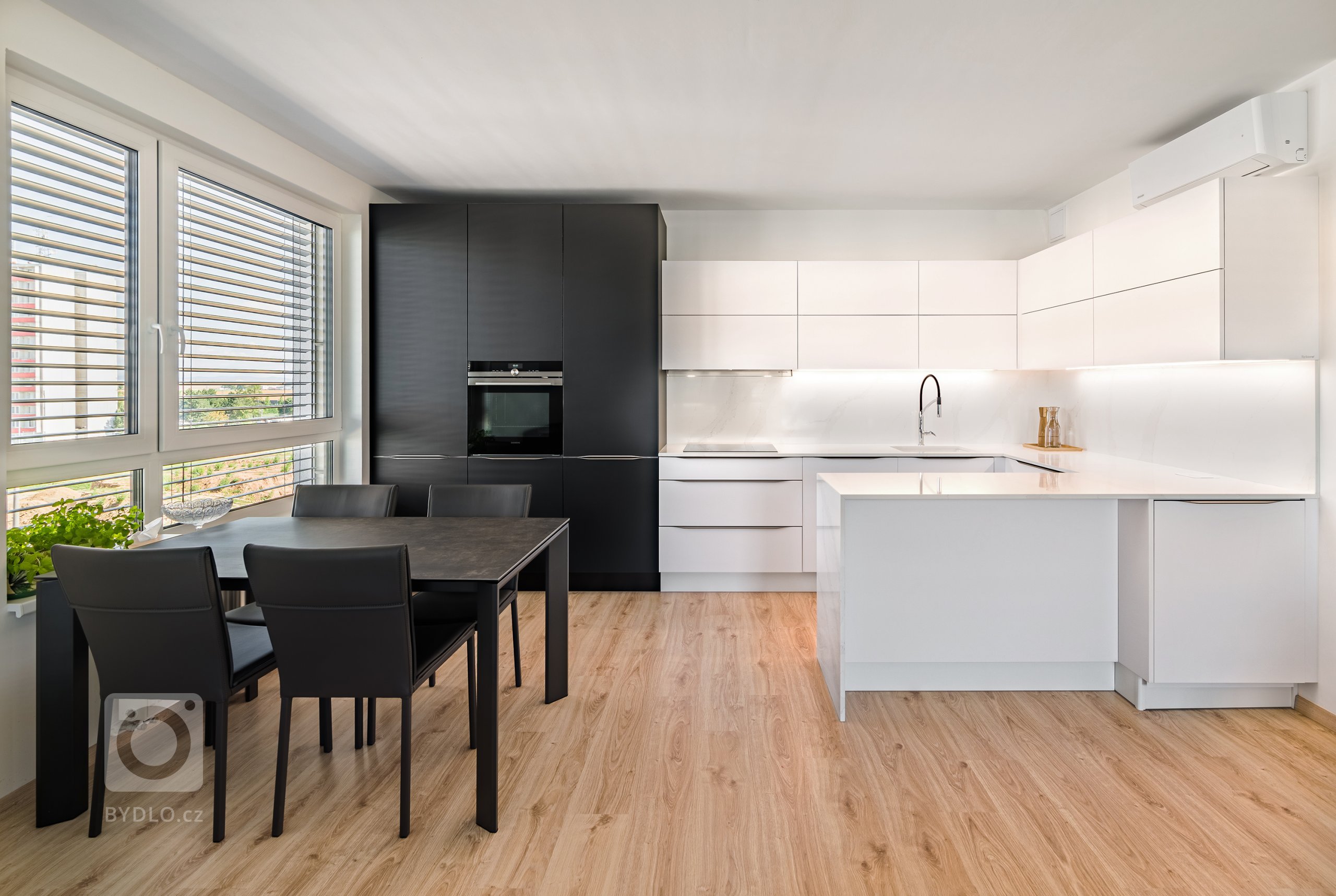 Tahle kuchyně se vyjímá hlavně v městském prostředí pro svůj industriální styl. Ten navazuje na současný dynamický život v městech.