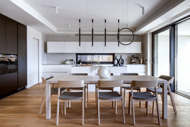 Kuchyně v moderním designu a černobílé kombinaci