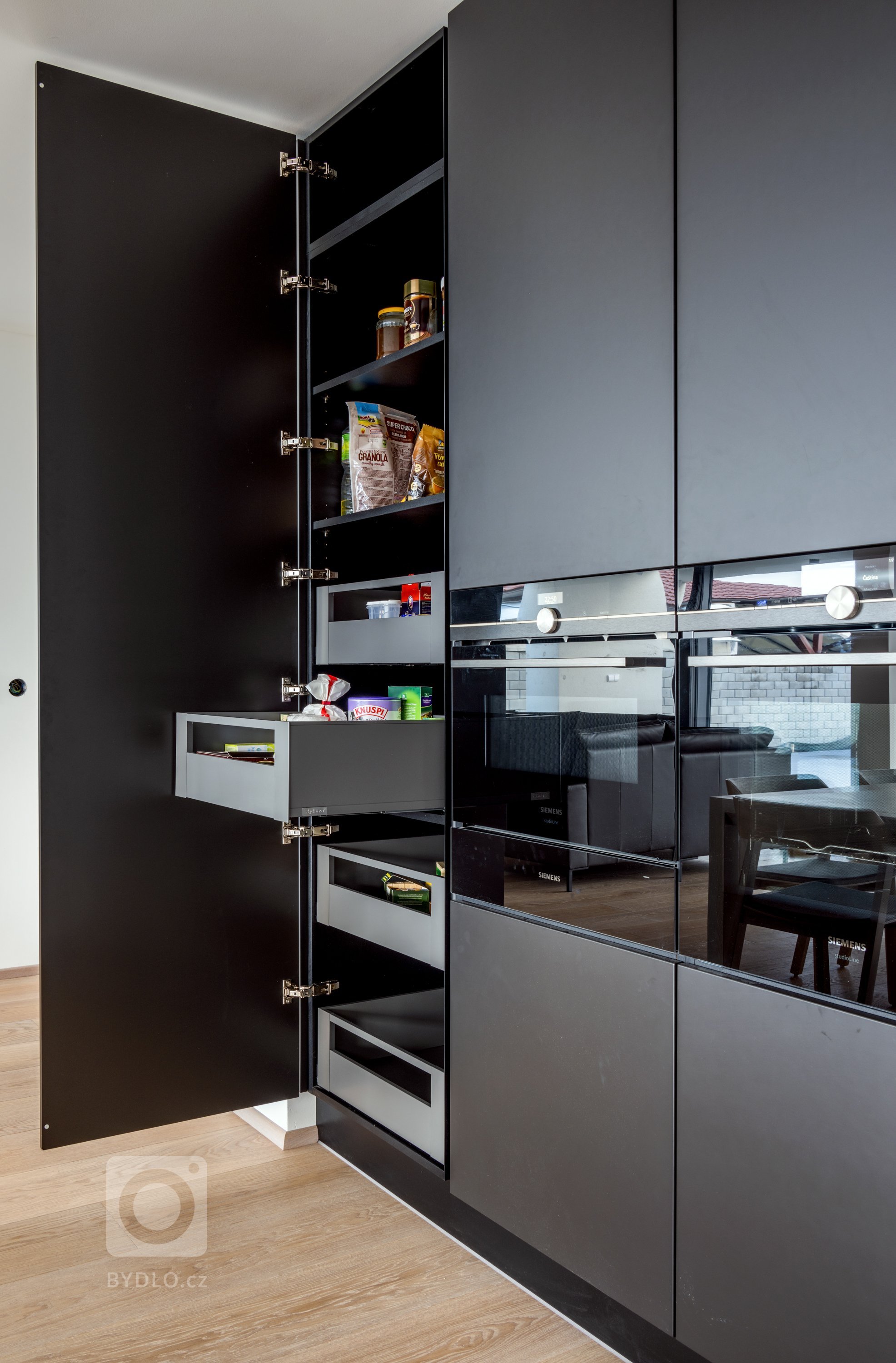 Kuchyně Sykora - promyšlená tak, abyste vy na nic myslet nemuseli 

Když přemýšlíte o nové kuchyni, co se vám honí hlavou nejvíc? Jaký bude mít tvar, barvu,…