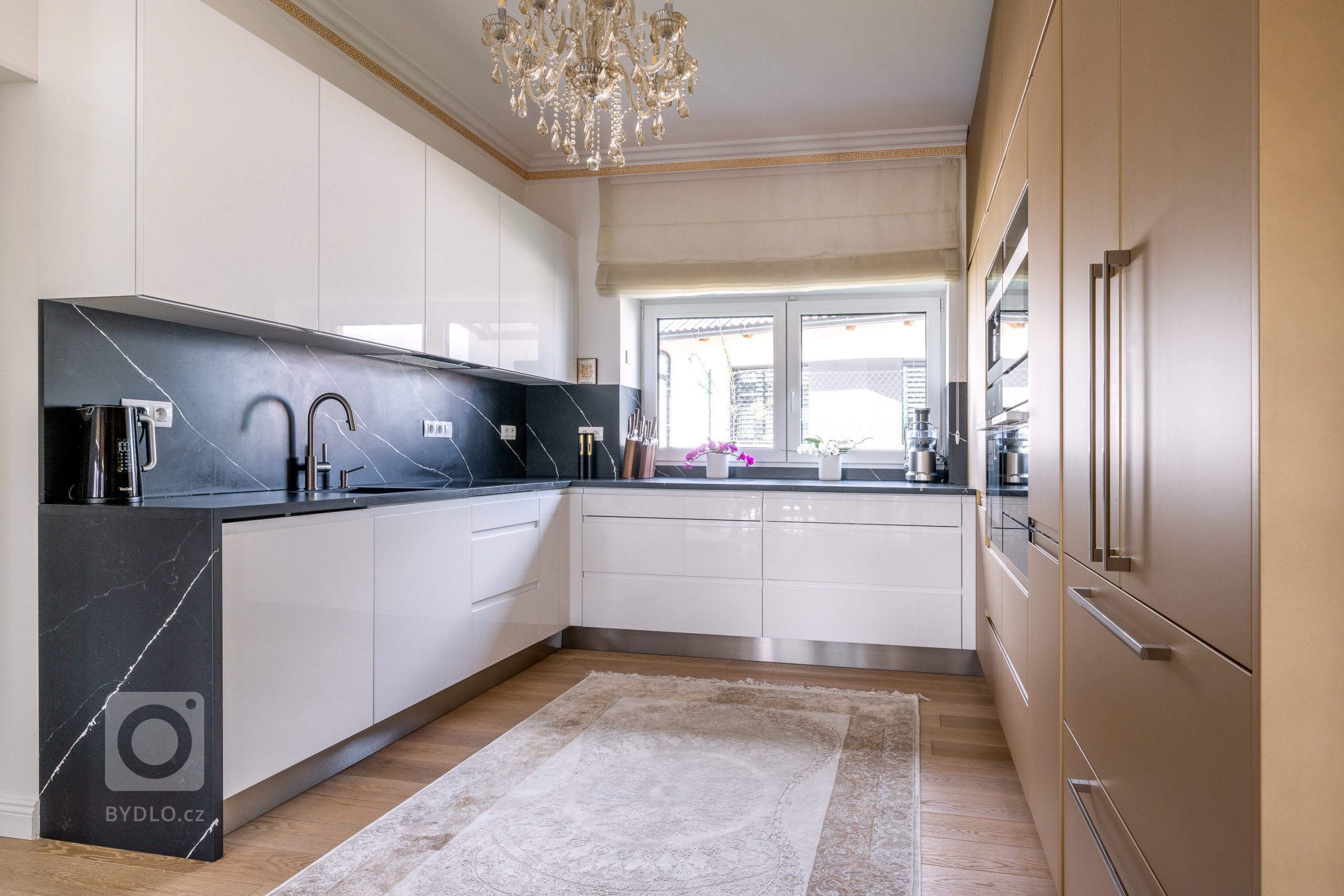 NOBLESA, KTERÁ VYNIKNE.&nbsp;

Zlatý řez, zlaté oko, zlatý střed nebo zlaté líčení. V designu a vizuálním průmyslu má zlatá své nezastupitelné místo, které…