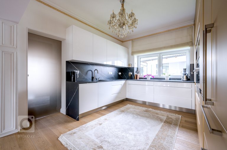 add picture to album