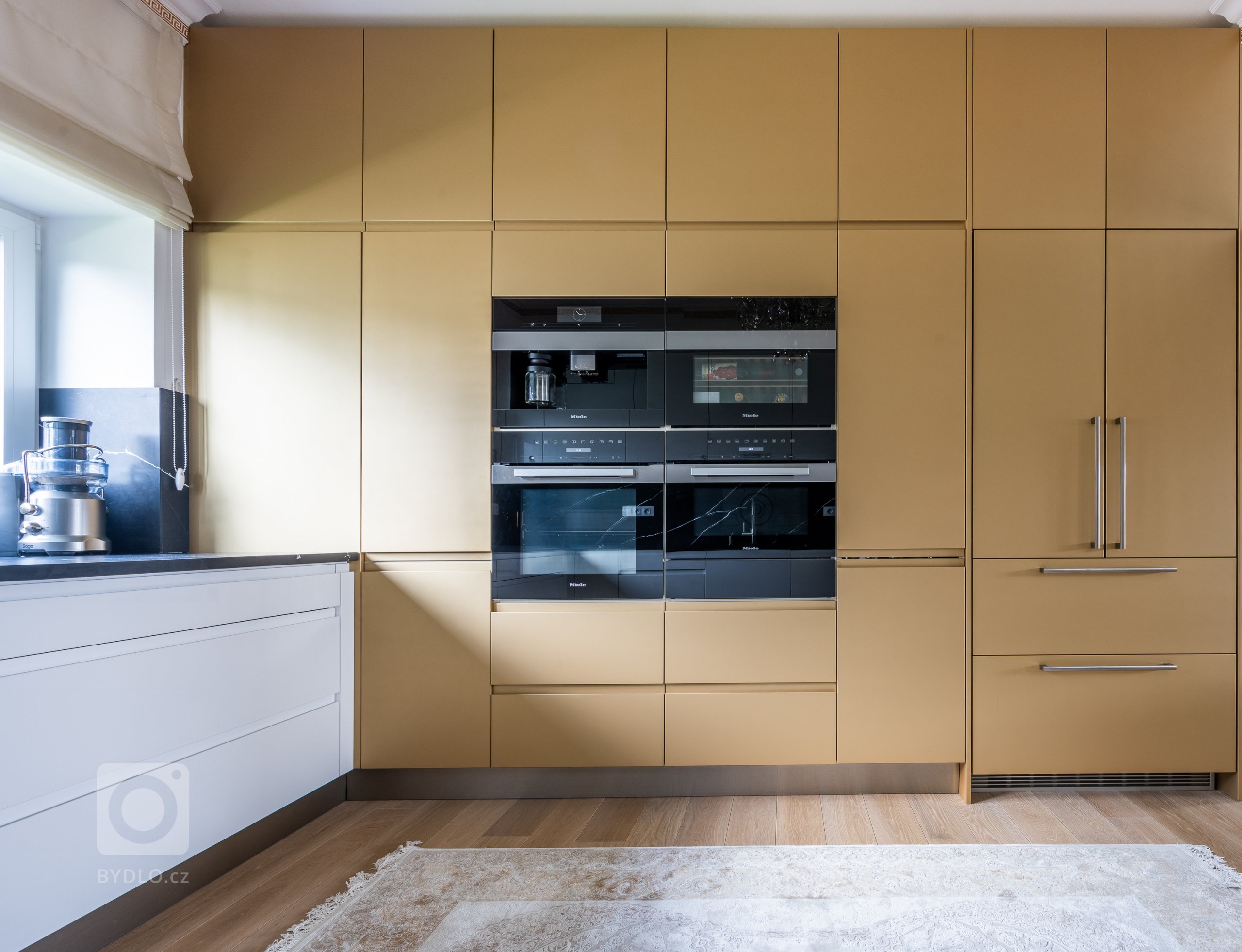 NOBLESA, KTERÁ VYNIKNE.&nbsp;

Zlatý řez, zlaté oko, zlatý střed nebo zlaté líčení. V designu a vizuálním průmyslu má zlatá své nezastupitelné místo, které…