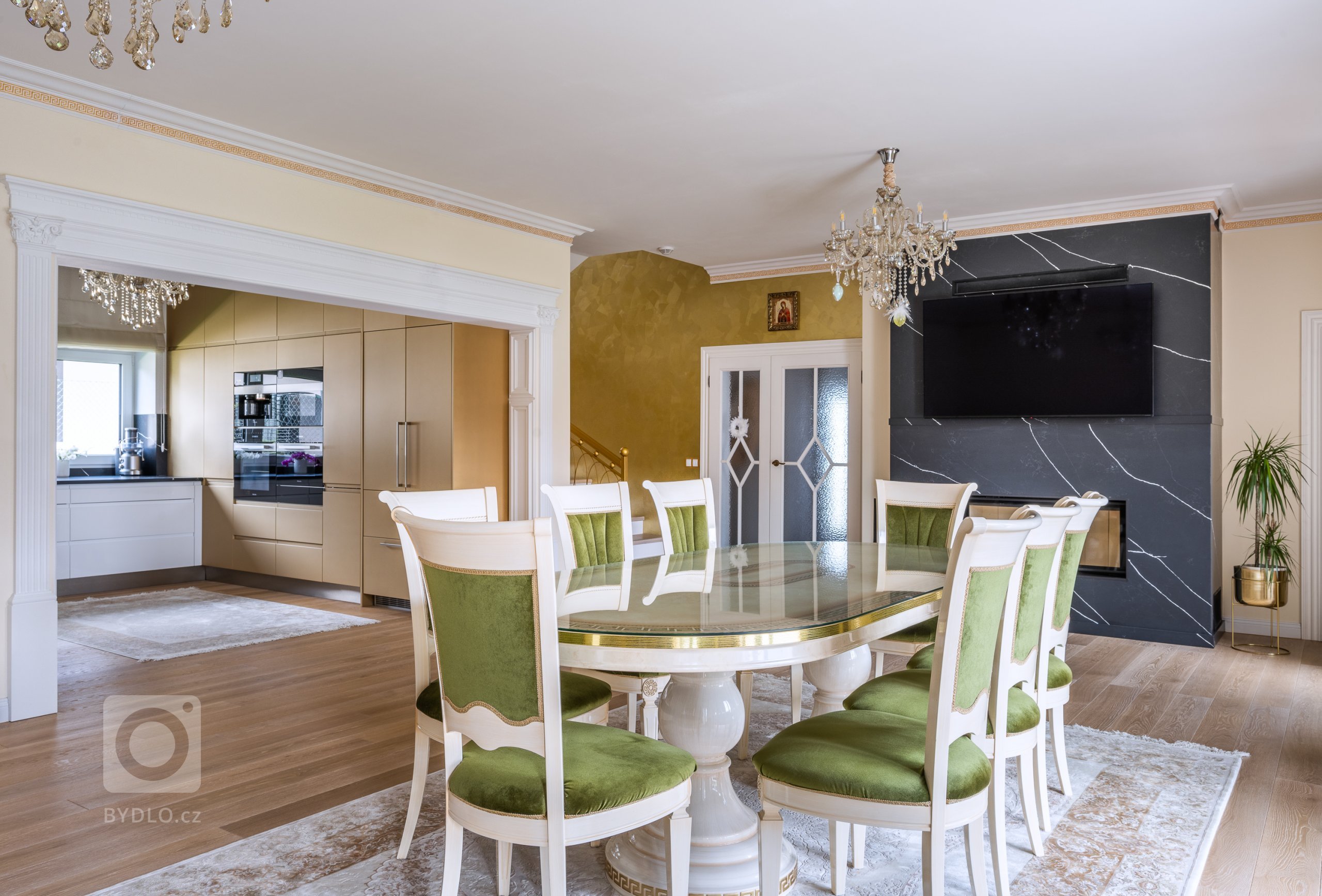 NOBLESA, KTERÁ VYNIKNE.&nbsp;

Zlatý řez, zlaté oko, zlatý střed nebo zlaté líčení. V designu a vizuálním průmyslu má zlatá své nezastupitelné místo, které…