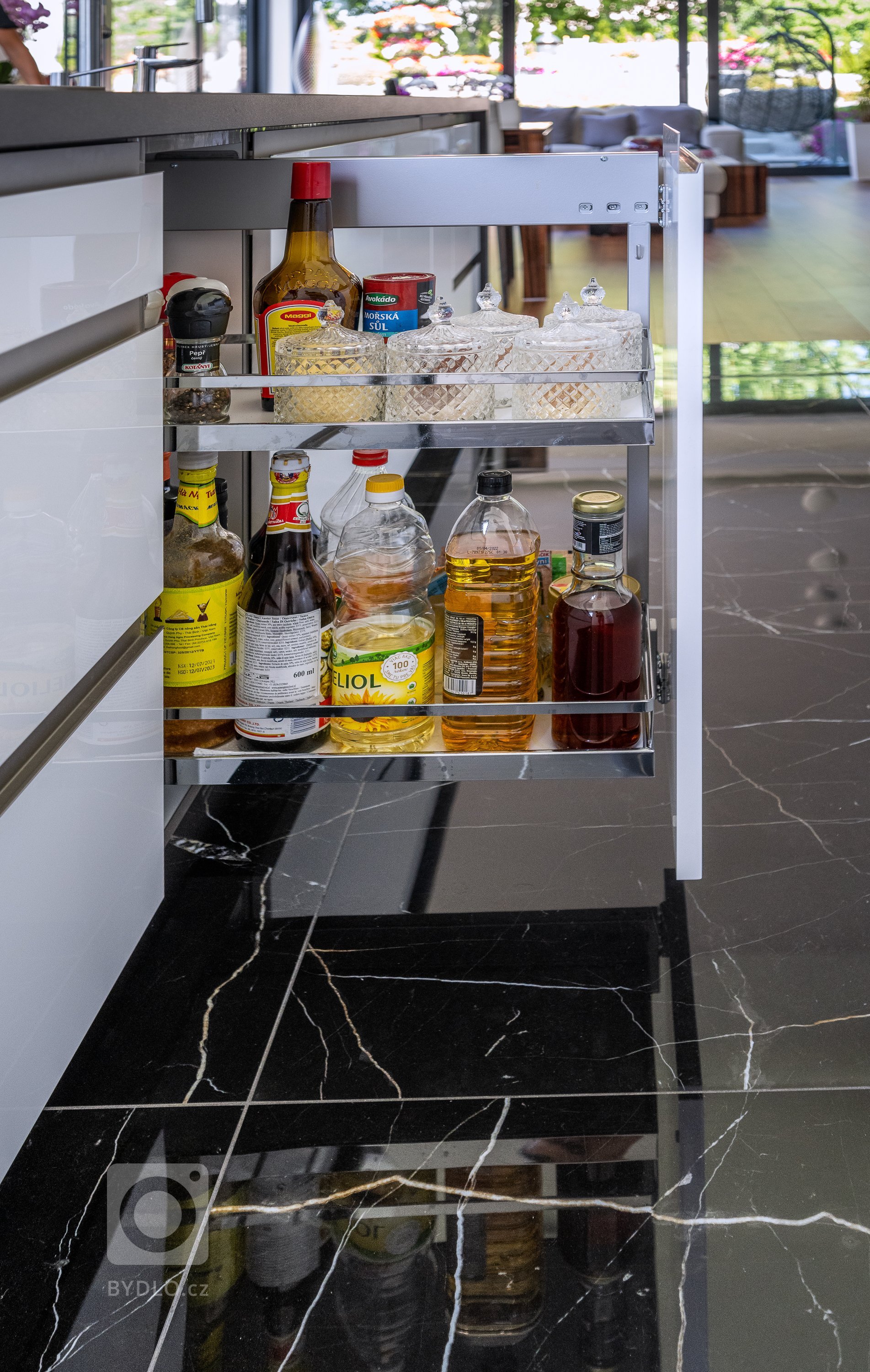 NA ZAČÁTKU JSOU PRÁZDNÉ STĚNY A PLNÁ HLAVA NÁPADŮ.

Nejkrásnější kuchyně nevznikají ve výrobních halách a montážních provozech, ale mnohem dřív. V hlavách…