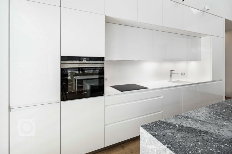 add picture to album