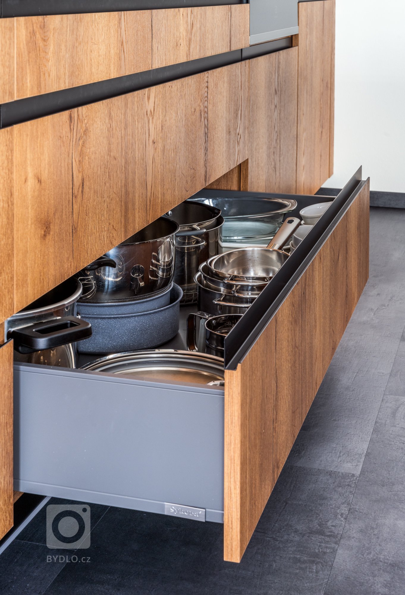 Kuchyně s akváriem? Žádné přání nenecháme plavat.

Cítit se doma jako ryba ve vodě? V tomto případě se rčení naplnilo doslova. Přání bylo vyřčeno hned na…