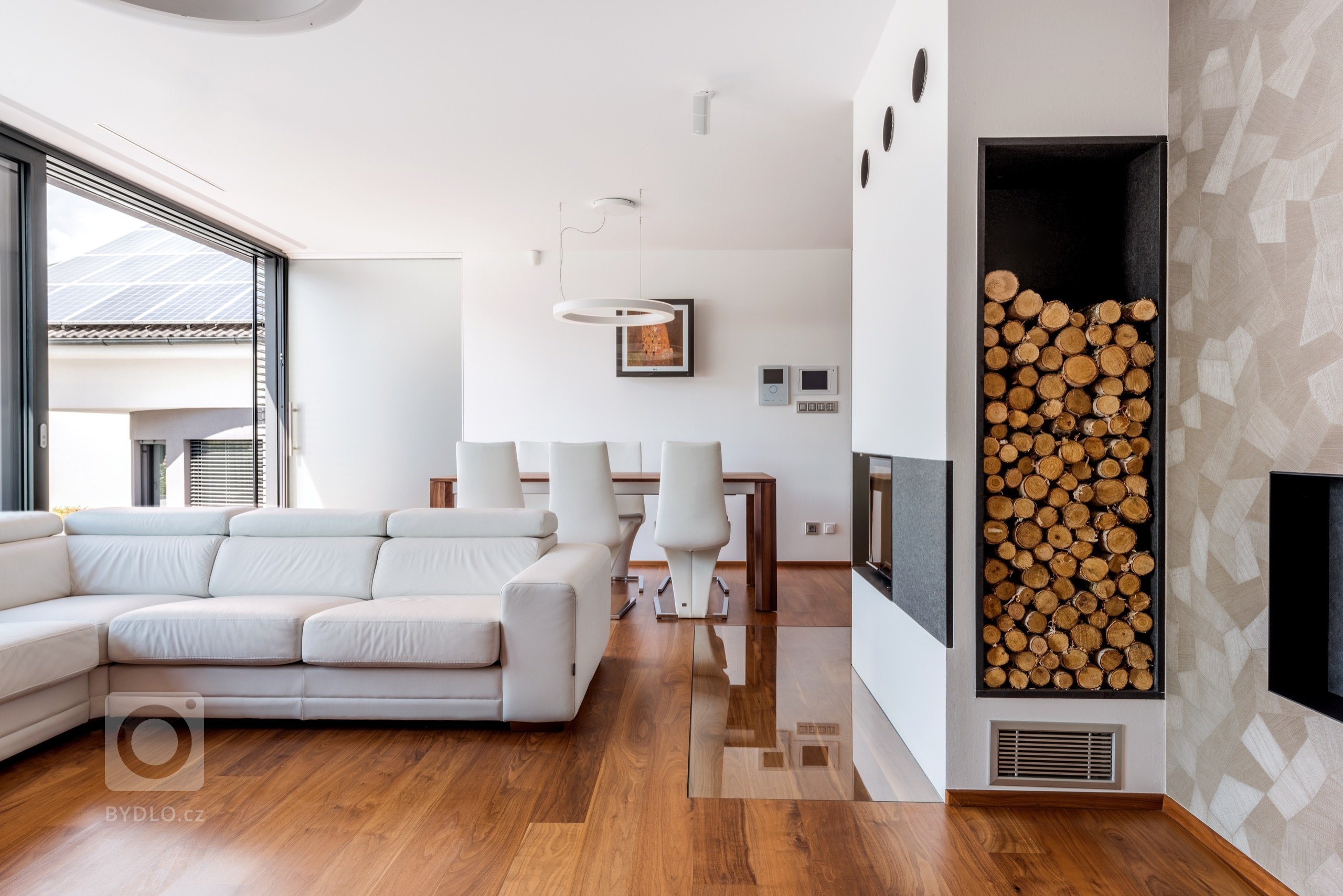 Exclusive / Trendy v plném lesku
Kuchyně, která i ve skutečnosti vypadá jako z nejmodernějšího magazínu. Kombinace bílého laku ve vysokém lesku a kouřového…