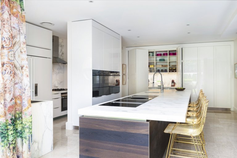 Elegance čistých linií a luxus v daleké Austrálii. Tato sestava dělá radost majitelům v luxusní rezideční čtvrti v Melbourne. Bílá dvířka ve vysokém lesku zde…
