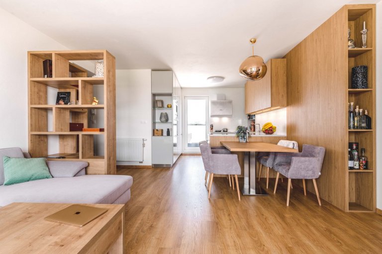 Kchyně Livorno Gloss Platine Grey I Eco Dub Kamenný -&nbsp;ÚSPORNÁ PROSTOREM, VELKORYSÁ NÁPADY

Když nemáte místa na rozdávání a přesto si nechcete dávat…