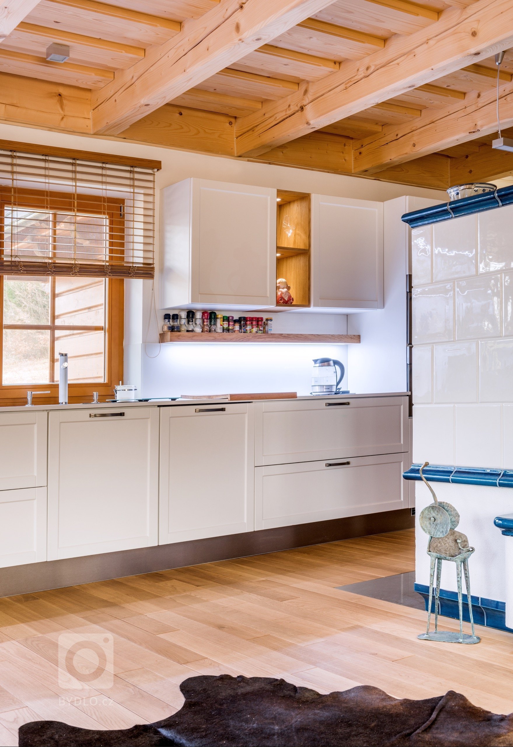 Jako v pohádce. Masivní dubové plochy, lakovaná dvířka v bílém matu a poctivé charisma dřeva tu doplňují moderní technologie. Když chcete zůstat za pecí, díky…