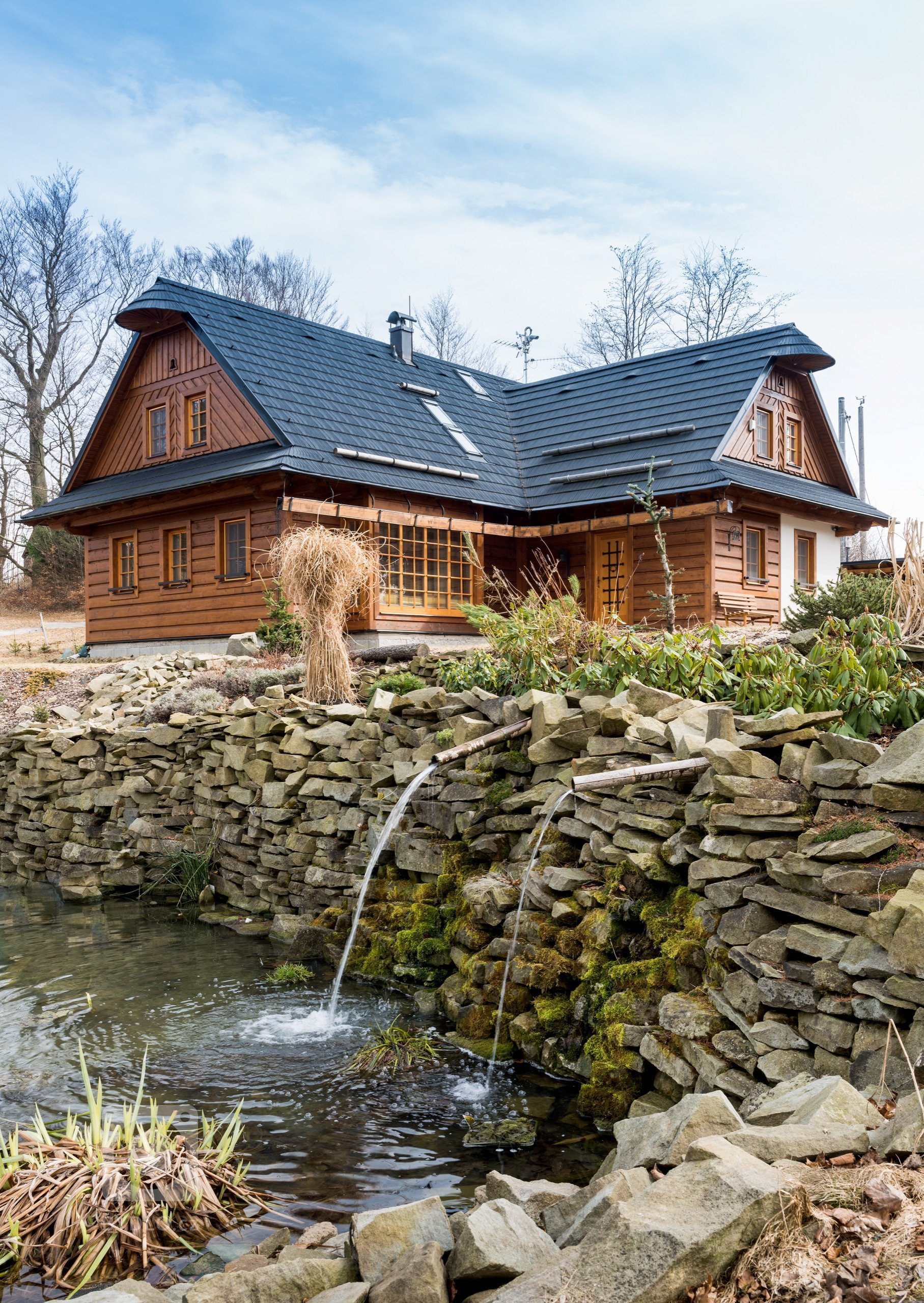 Jako v pohádce. Masivní dubové plochy, lakovaná dvířka v bílém matu a poctivé charisma dřeva tu doplňují moderní technologie. Když chcete zůstat za pecí, díky…