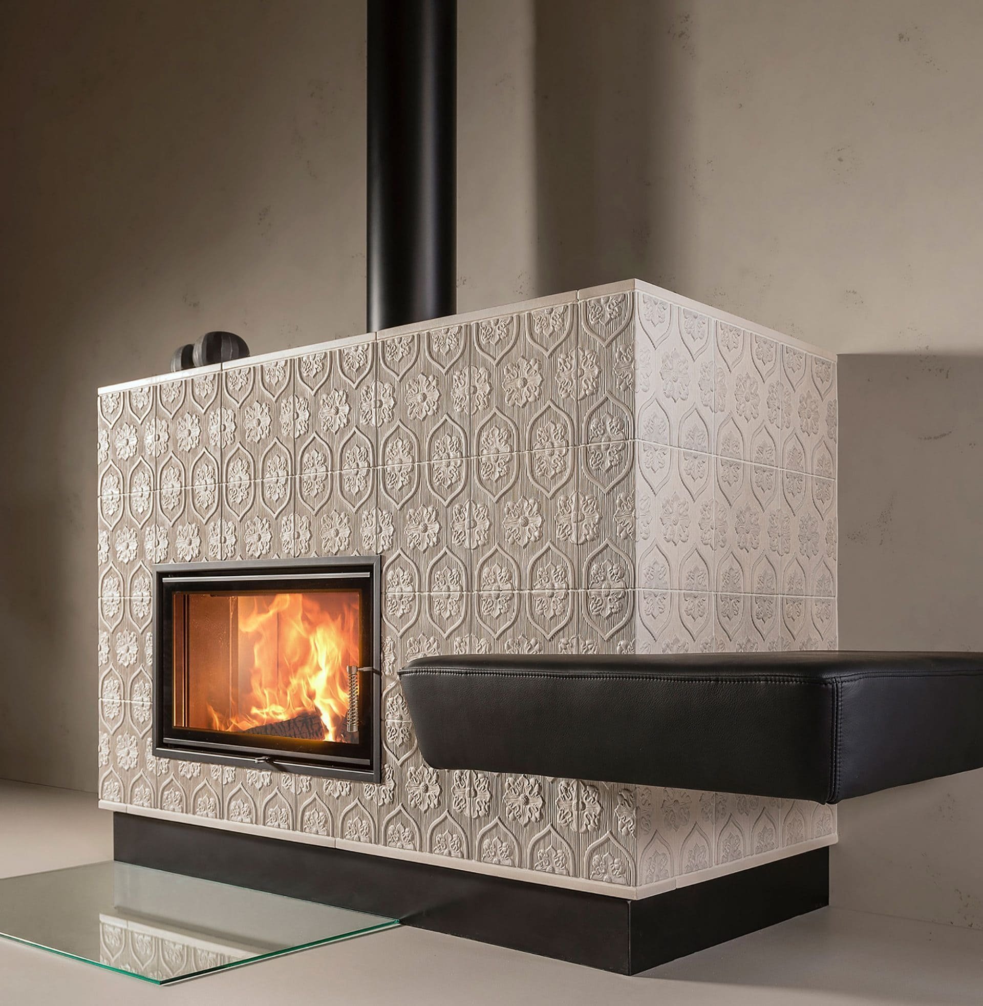 Naším cílem je navrhovat a stavět originální a přitom vysoce funkční kamna, krby, kachlové pece a sporáky ušité na míru všem, kteří touží přivést teplo do…