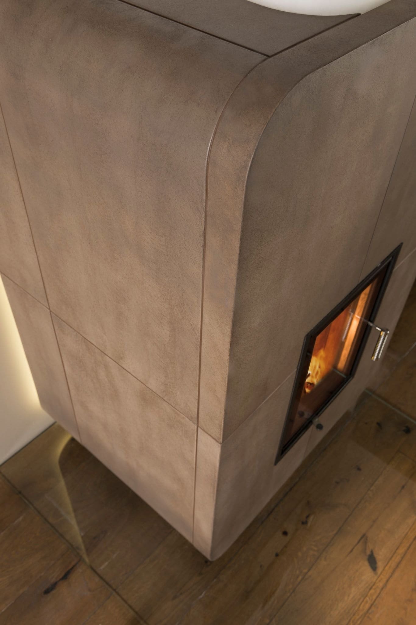 Naším cílem je navrhovat a stavět originální a přitom vysoce funkční kamna, krby, kachlové pece a sporáky ušité na míru všem, kteří touží přivést teplo do…