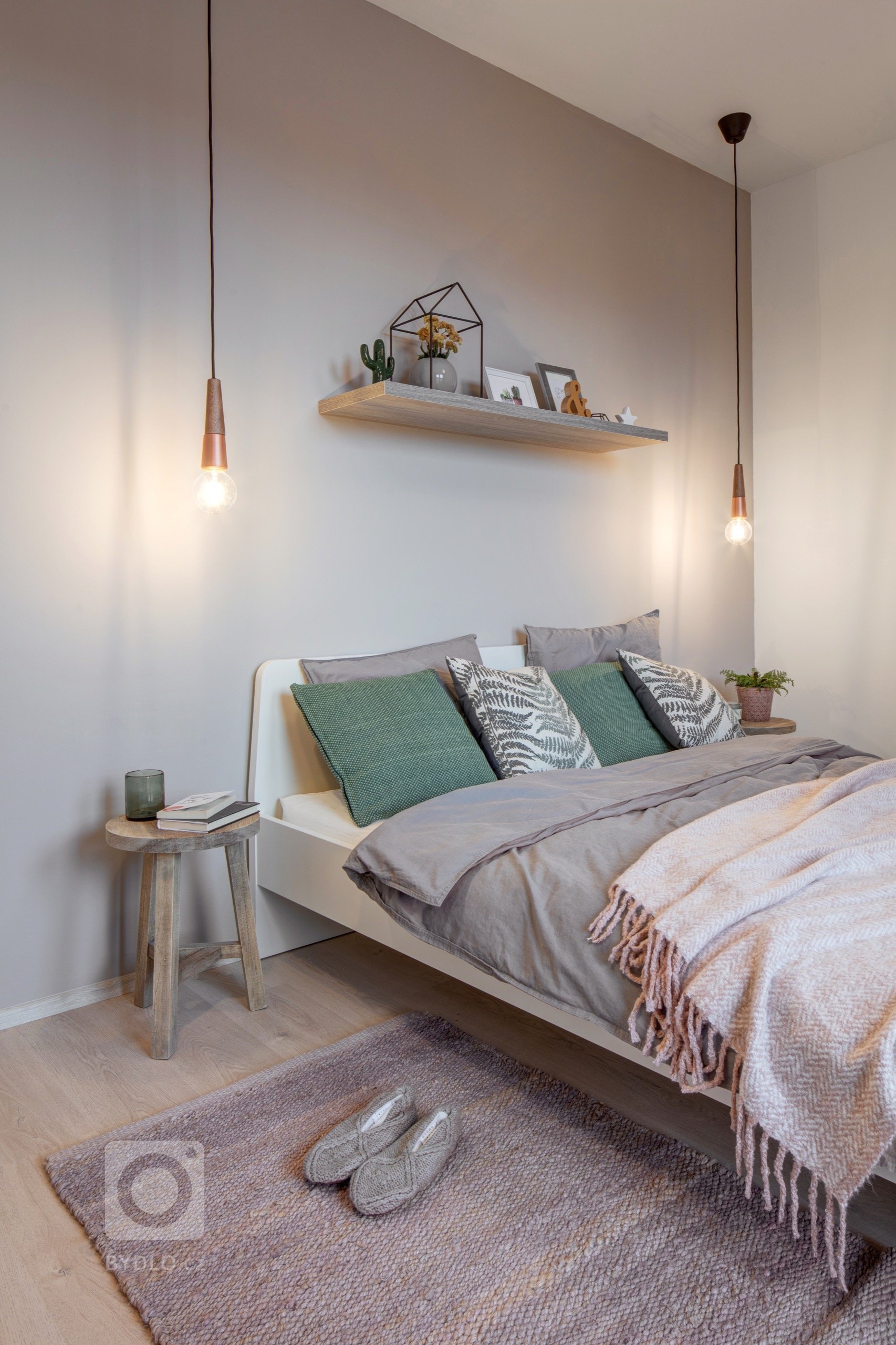 Jelikož se bytový komplex nachází mimo ruch velkoměsta, od začátku jsem chtěla, aby byt působil lehce, vzdušně, uvolněně a hlavně útulně, tak trochu ve smyslu…