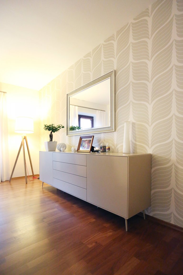 Renovace obývacího pokoje s jídelnou v rodinném domě ve středočeském kraji. Ta zahrnovala výrobu nábytku na míru z lakované MDF, dekorování stěn tapetami a…