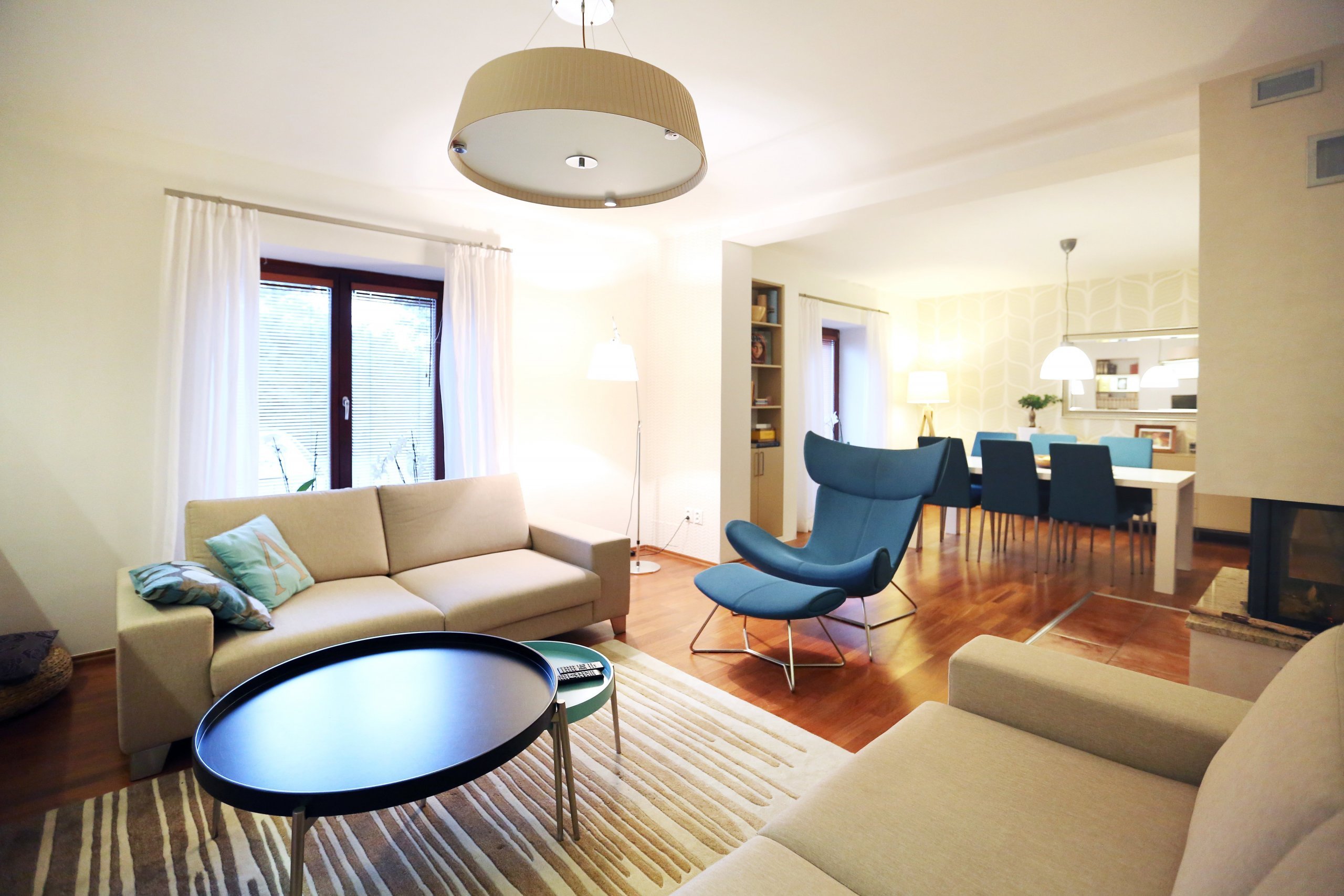 Renovace obývacího pokoje s jídelnou v rodinném domě ve středočeském kraji. Ta zahrnovala výrobu nábytku na míru z lakované MDF, dekorování stěn tapetami a…