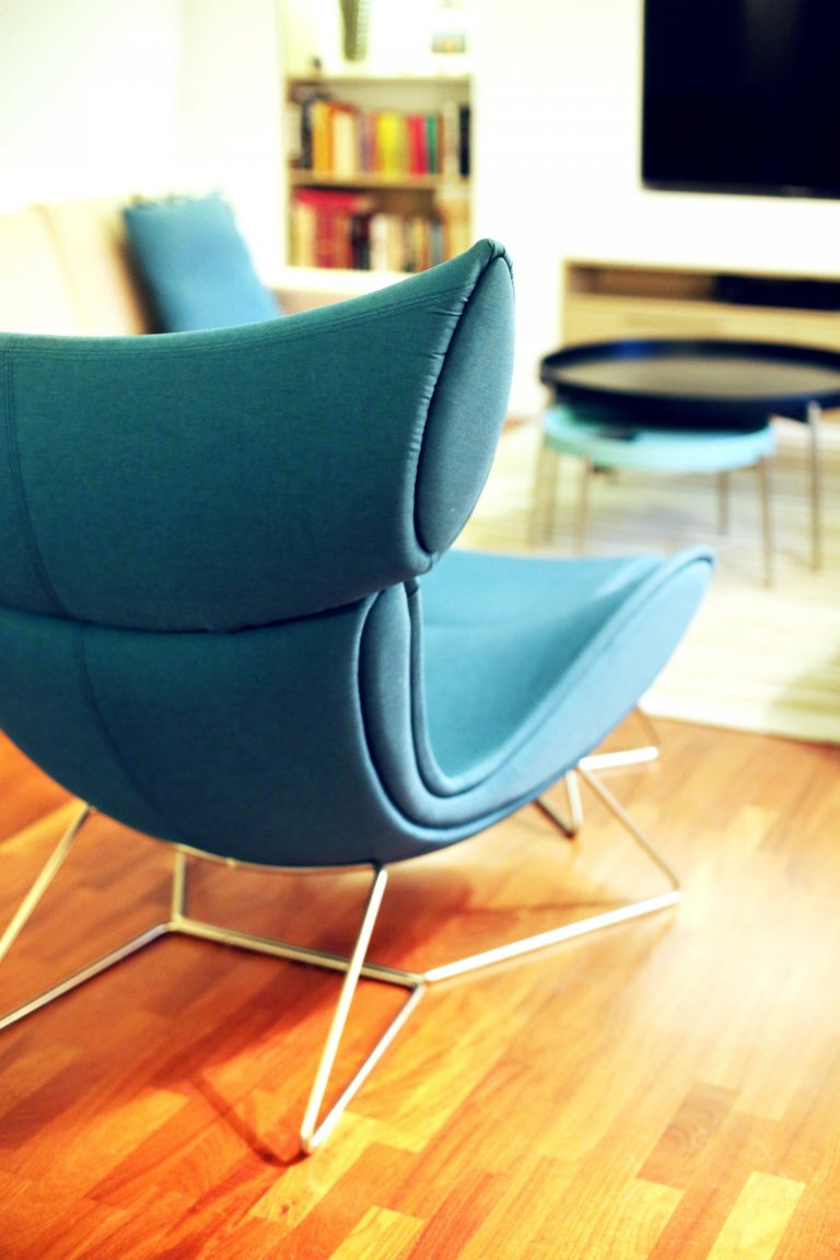 Renovace obývacího pokoje s jídelnou v rodinném domě ve středočeském kraji. Ta zahrnovala výrobu nábytku na míru z lakované MDF, dekorování stěn tapetami a…