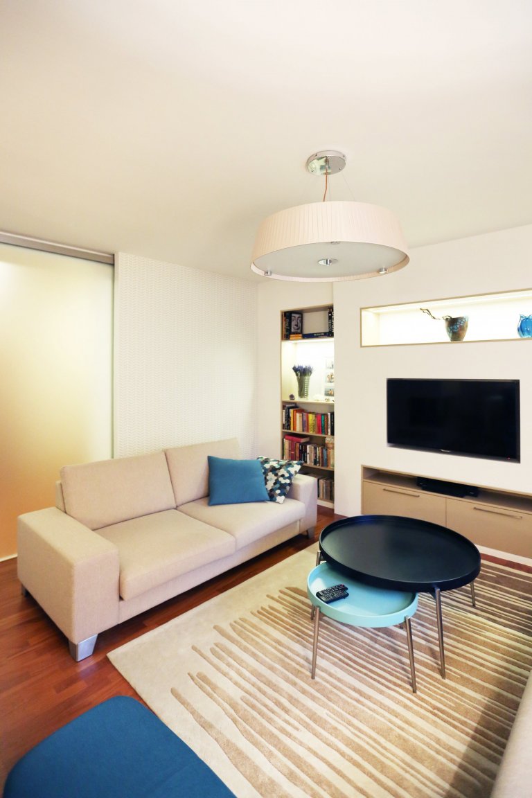 Renovace obývacího pokoje s jídelnou v rodinném domě ve středočeském kraji. Ta zahrnovala výrobu nábytku na míru z lakované MDF, dekorování stěn tapetami a…