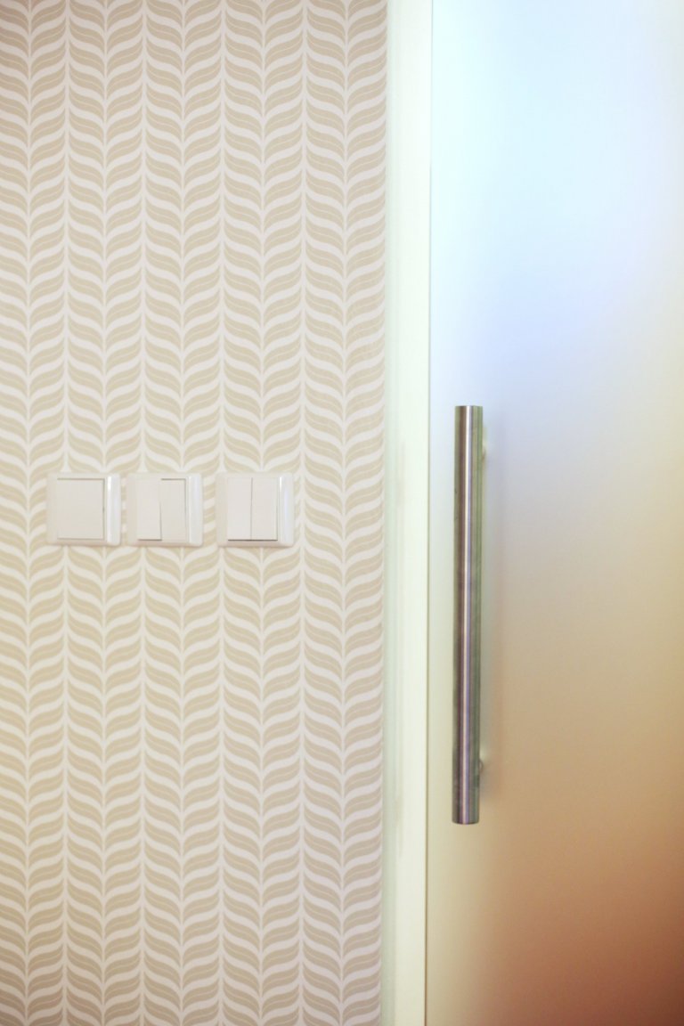 Renovace obývacího pokoje s jídelnou v rodinném domě ve středočeském kraji. Ta zahrnovala výrobu nábytku na míru z lakované MDF, dekorování stěn tapetami a…