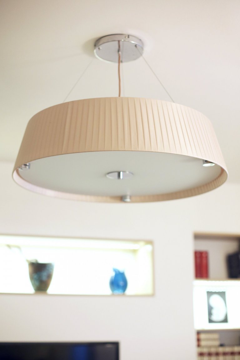 Renovace obývacího pokoje s jídelnou v rodinném domě ve středočeském kraji. Ta zahrnovala výrobu nábytku na míru z lakované MDF, dekorování stěn tapetami a…