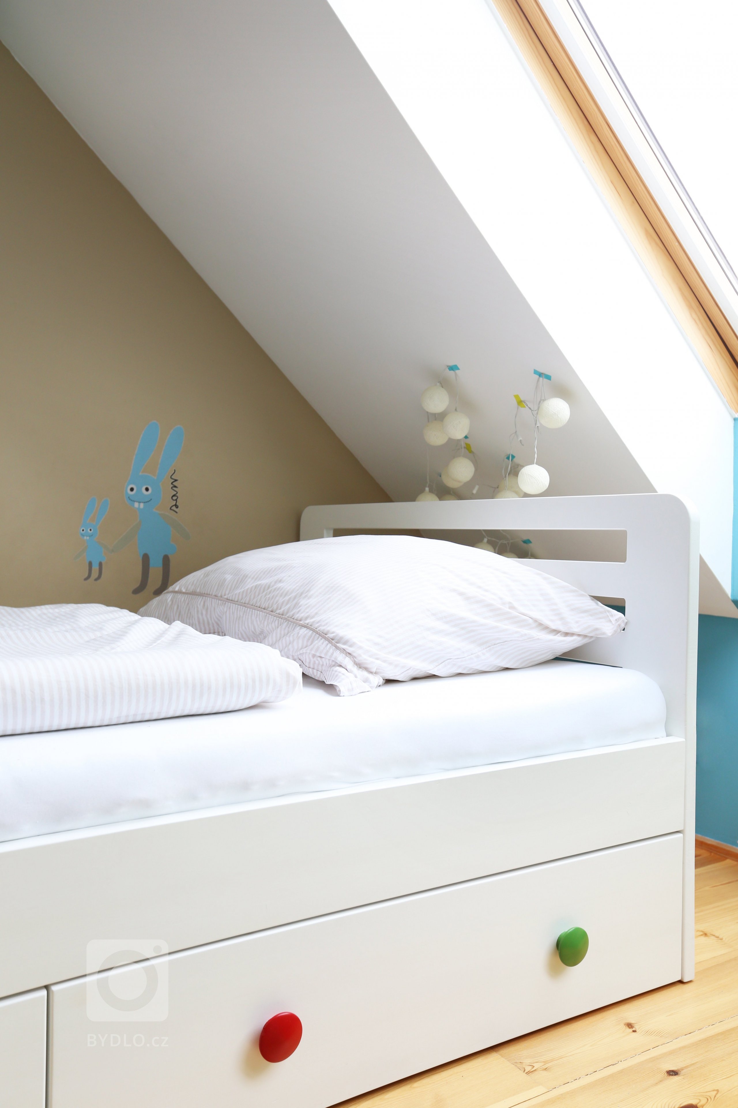 Dětský pokoj pro kluka. Základním motivem je výrazná tapeta se &quot;zvířecím autobusem&quot; od mé oblíbené české značky Lavmi. Bílý minimalistický nábytek…