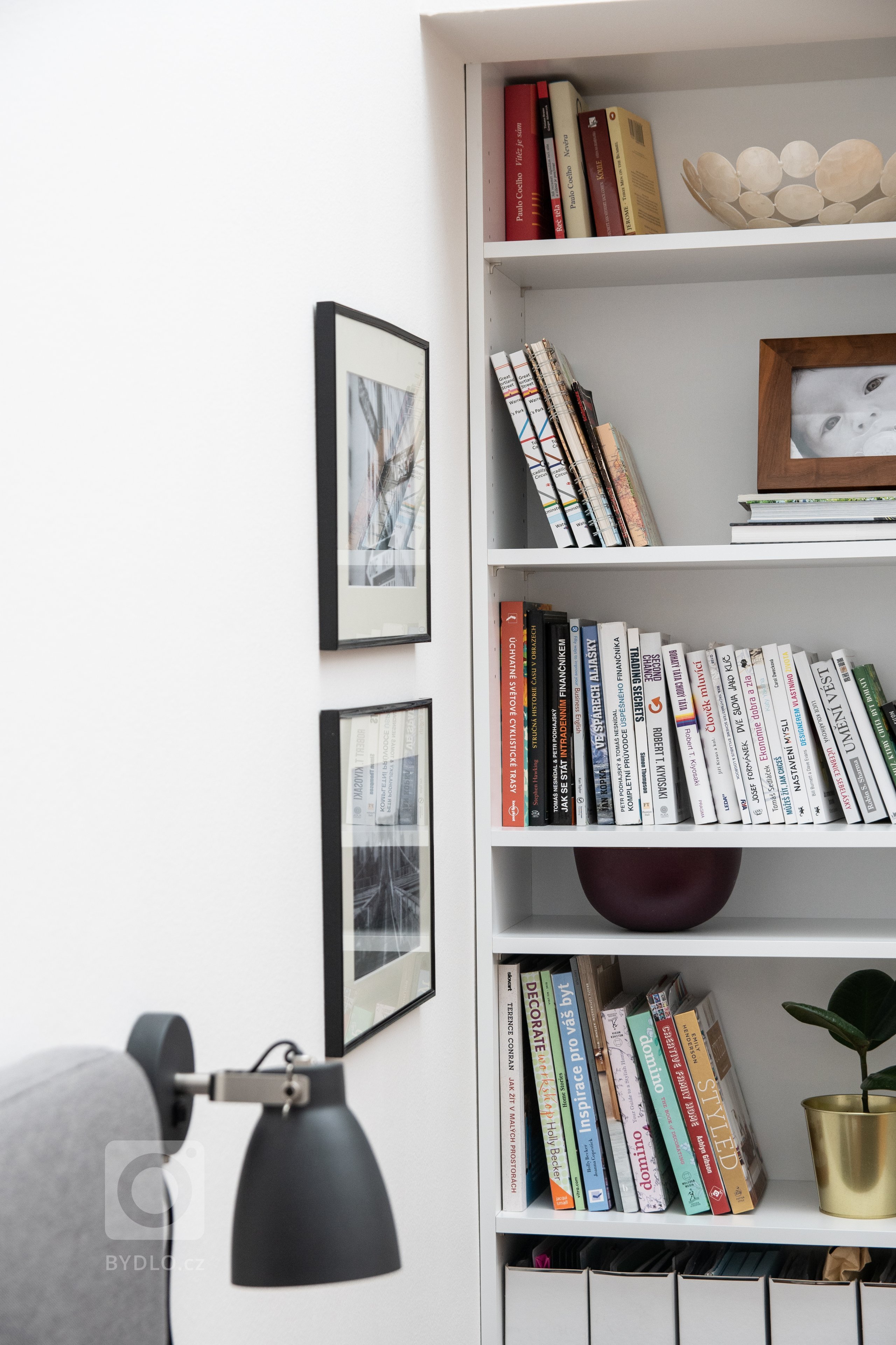 Realizace ložnice v rodinném domě. Původně zde byl nepraktický nábytek v třešňovém dekoru, který půsibl příliš těžkopádně. Skříně byly malé a neposkytovaly tak…